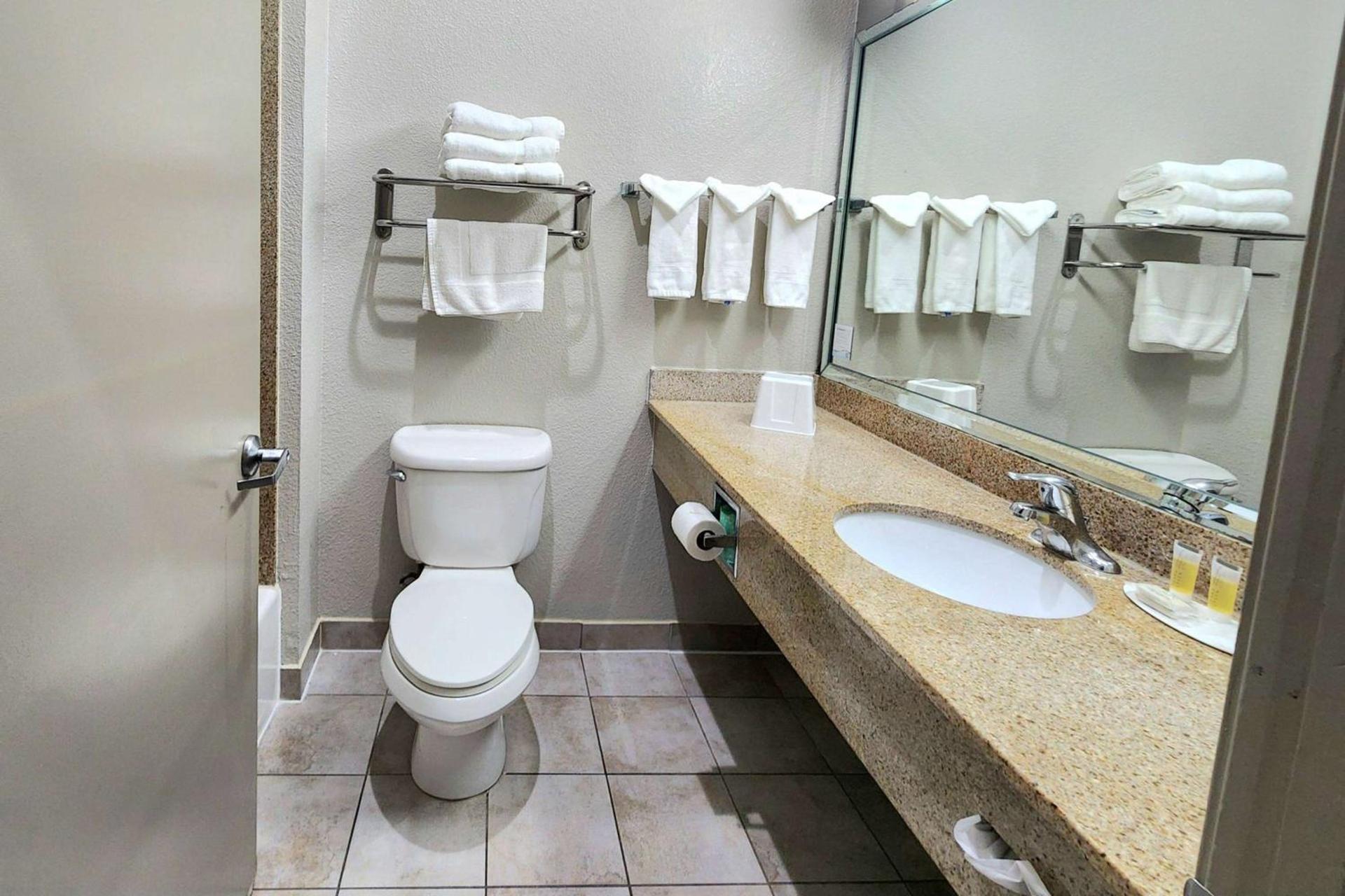 Days Inn by Wyndham Kemah photo 52