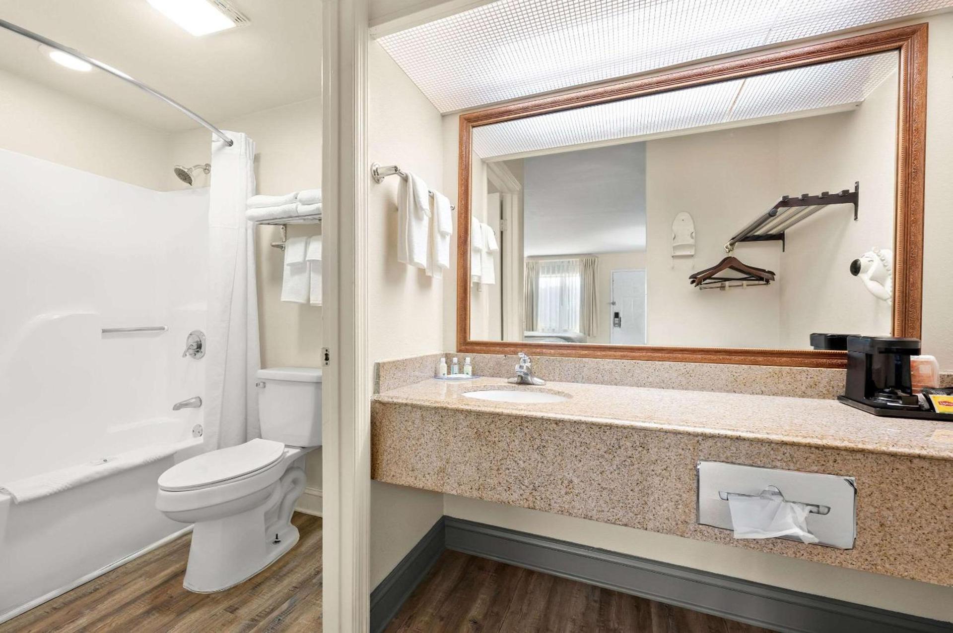 Quality Inn Pelham I-65 exit 246 photo 11