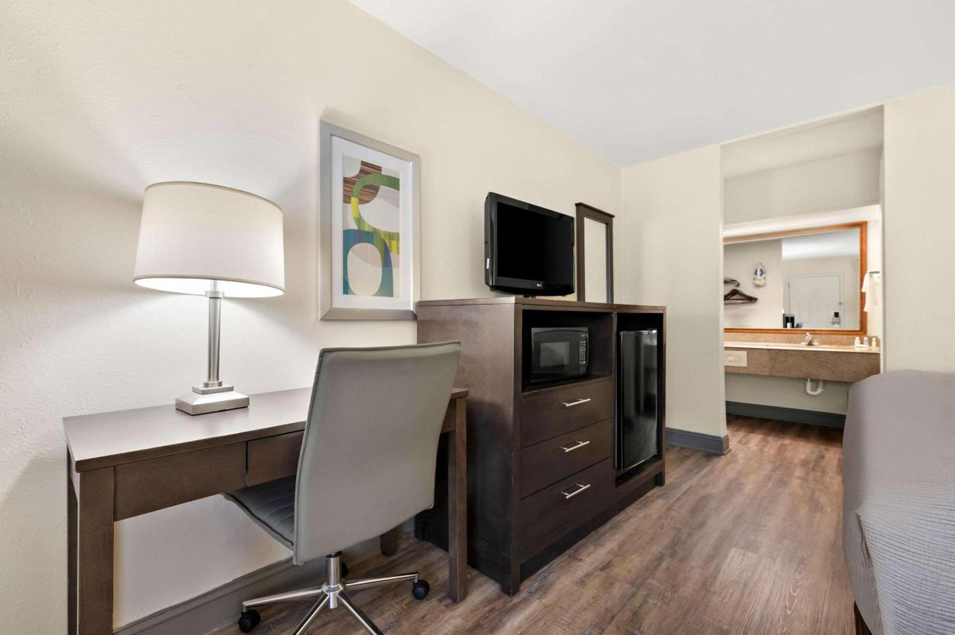 Quality Inn Pelham I-65 exit 246 photo 13