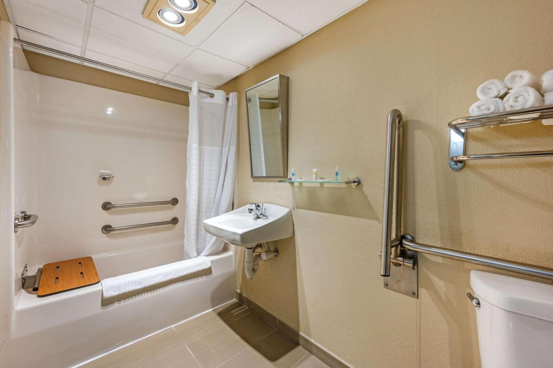 Comfort Inn & Suites East Hartford - Hartford photo 10