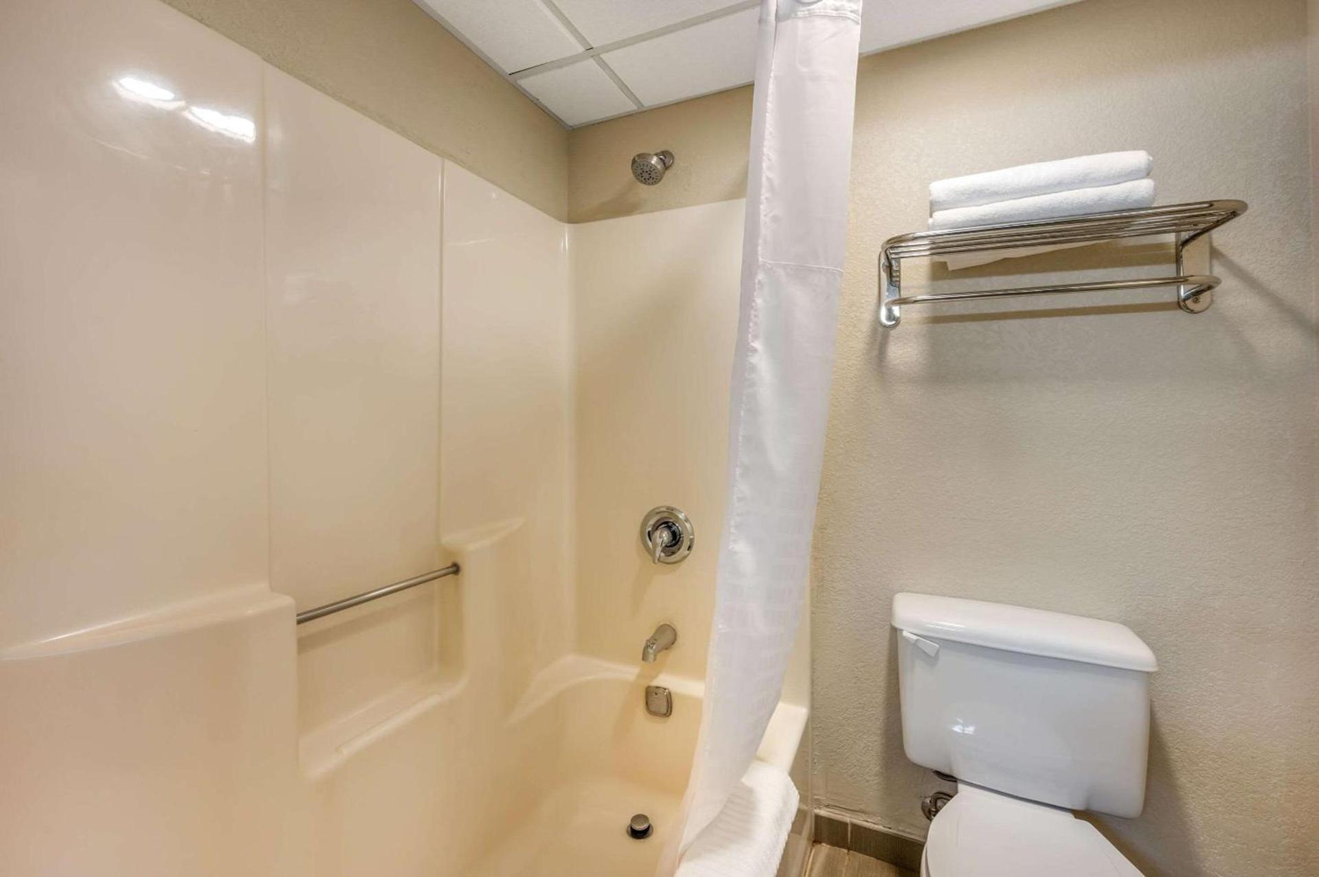 Comfort Inn & Suites East Hartford - Hartford photo 14