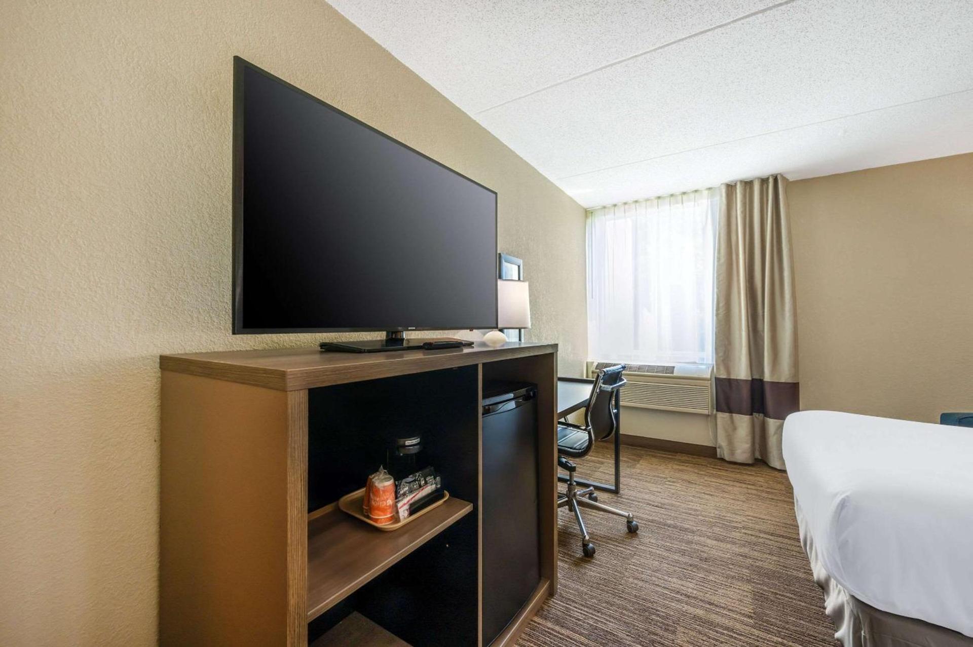 Comfort Inn & Suites East Hartford - Hartford photo 16