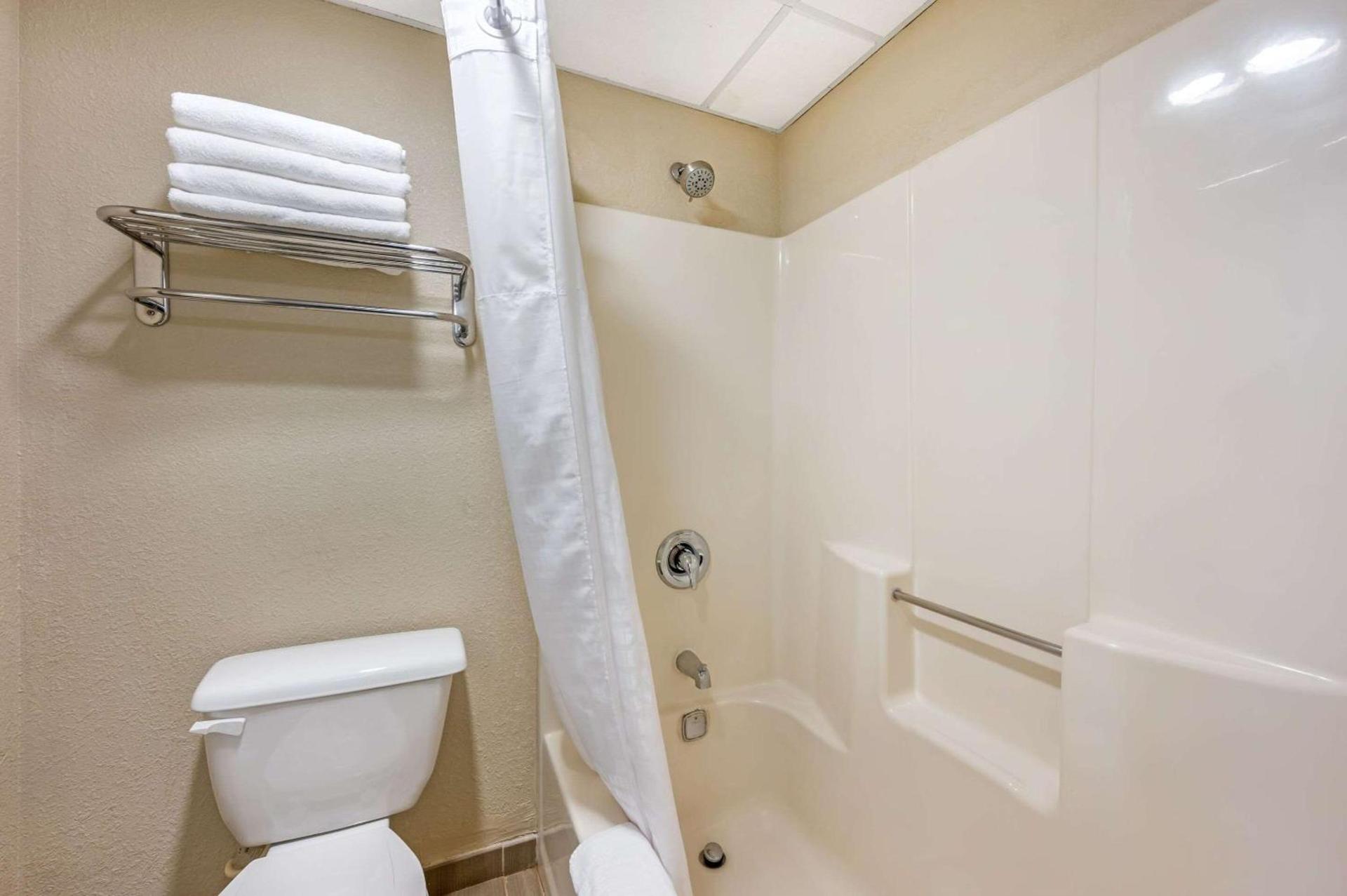 Comfort Inn & Suites East Hartford - Hartford photo 18