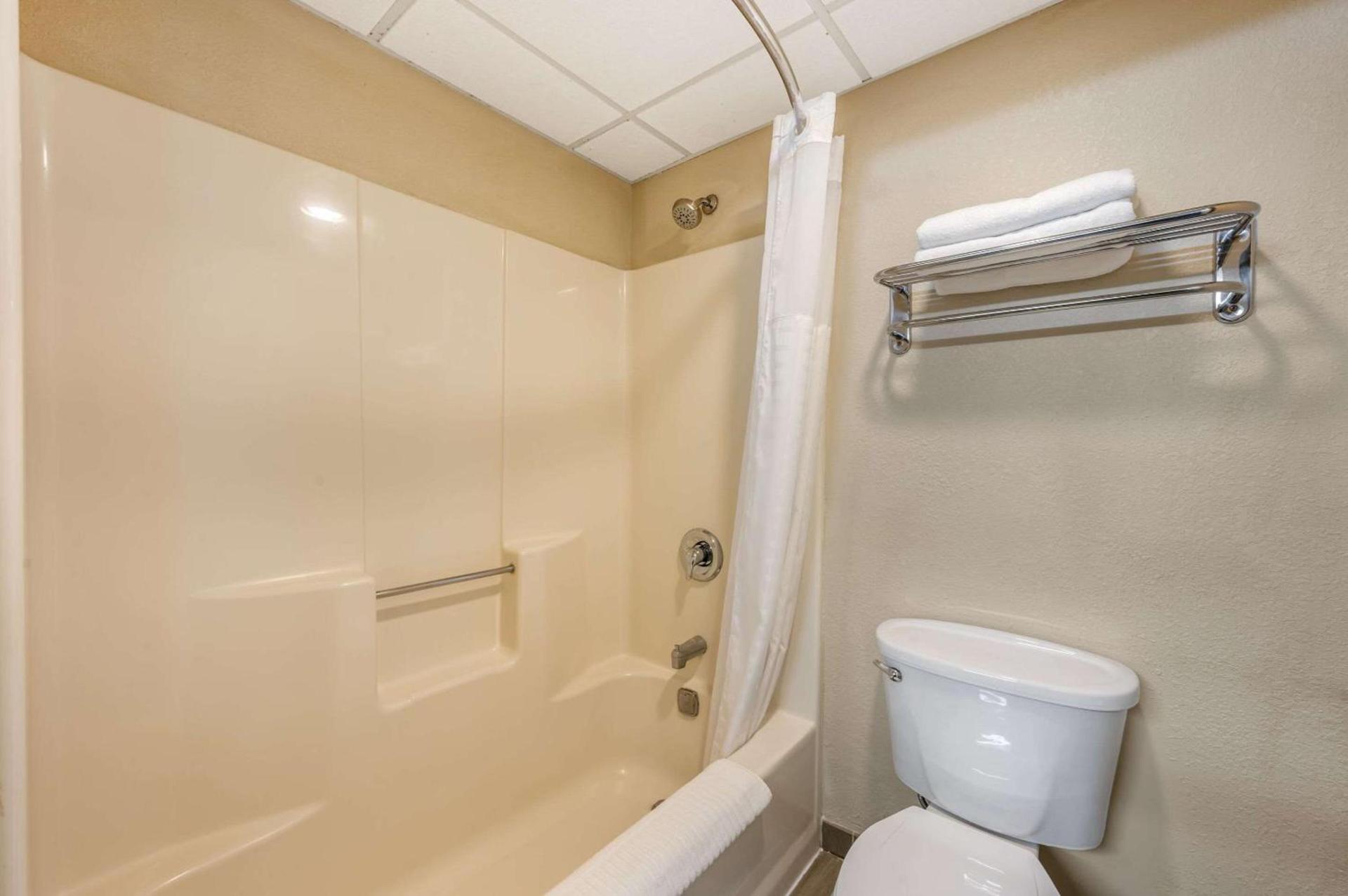 Comfort Inn & Suites East Hartford - Hartford photo 19