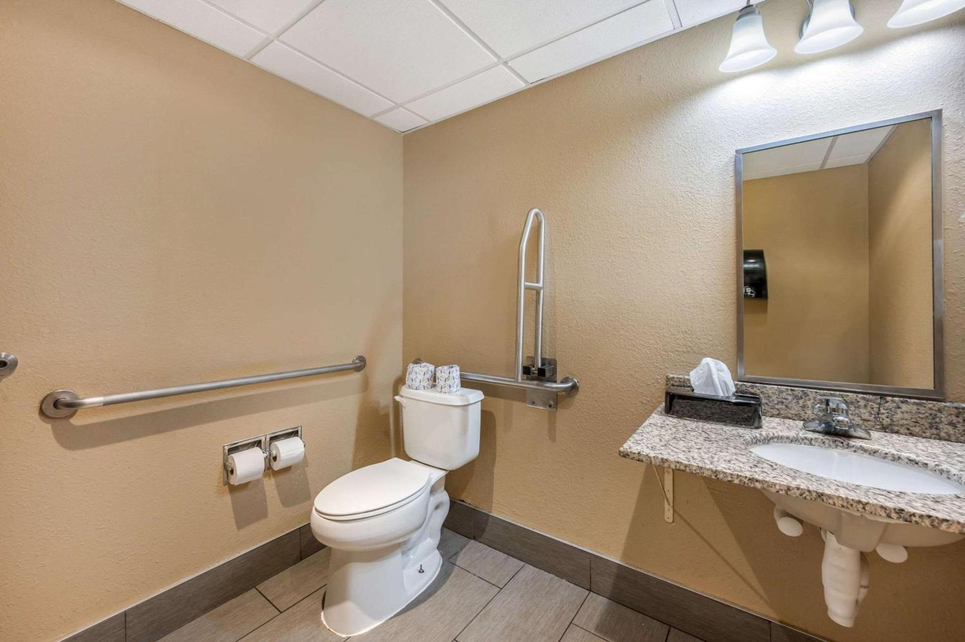 Comfort Inn & Suites East Hartford - Hartford photo 20