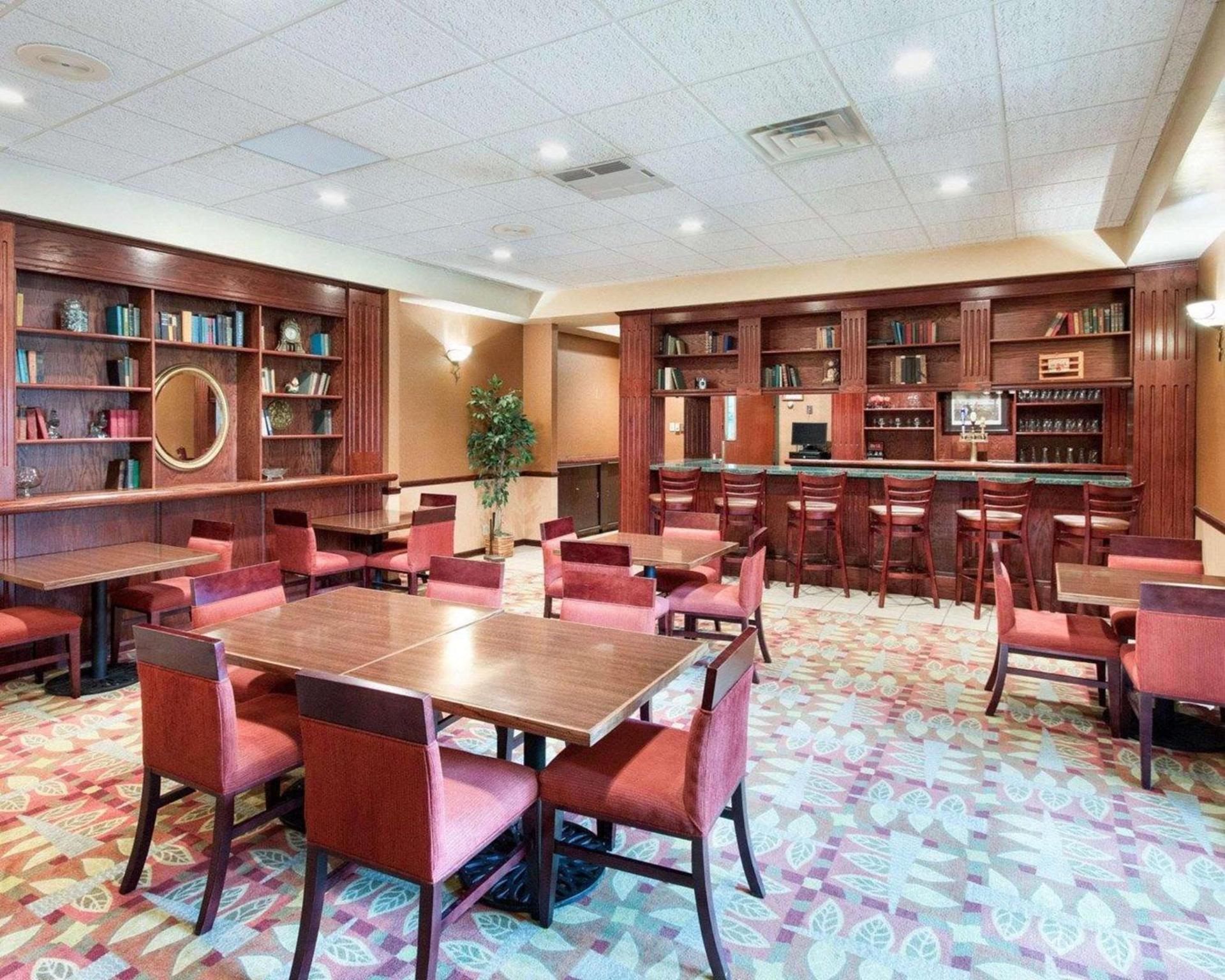 Comfort Suites Parkersburg South photo 42
