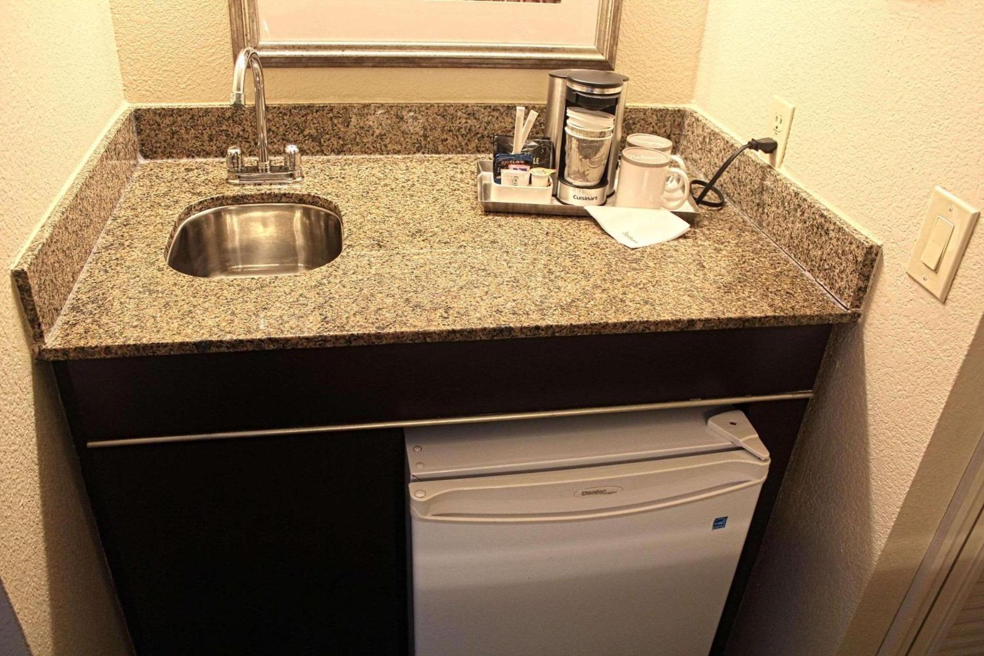 Radisson Suite Hotel Oceanfront photo 5