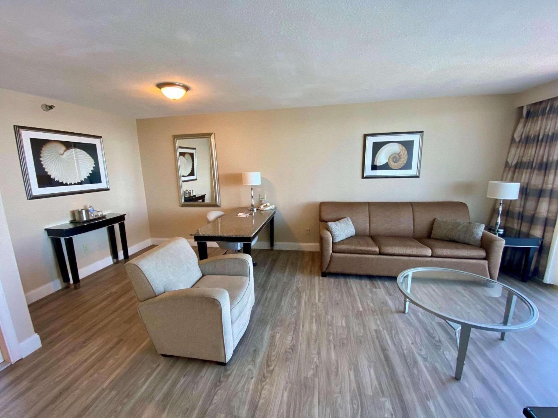 Radisson Suite Hotel Oceanfront photo 9