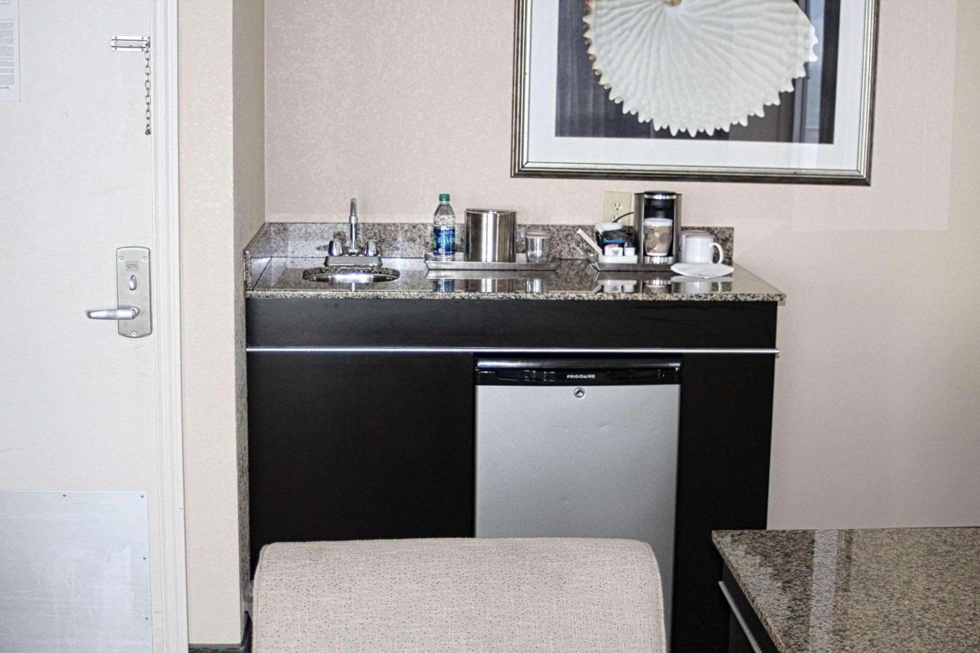 Radisson Suite Hotel Oceanfront photo 24