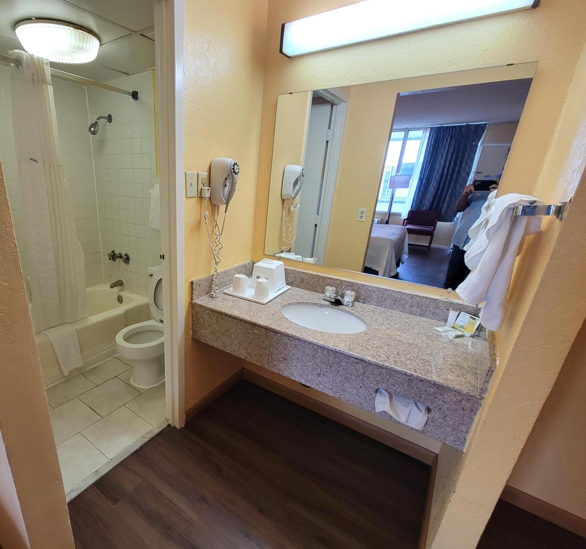 Days Inn by Wyndham Alexandria South photo 17