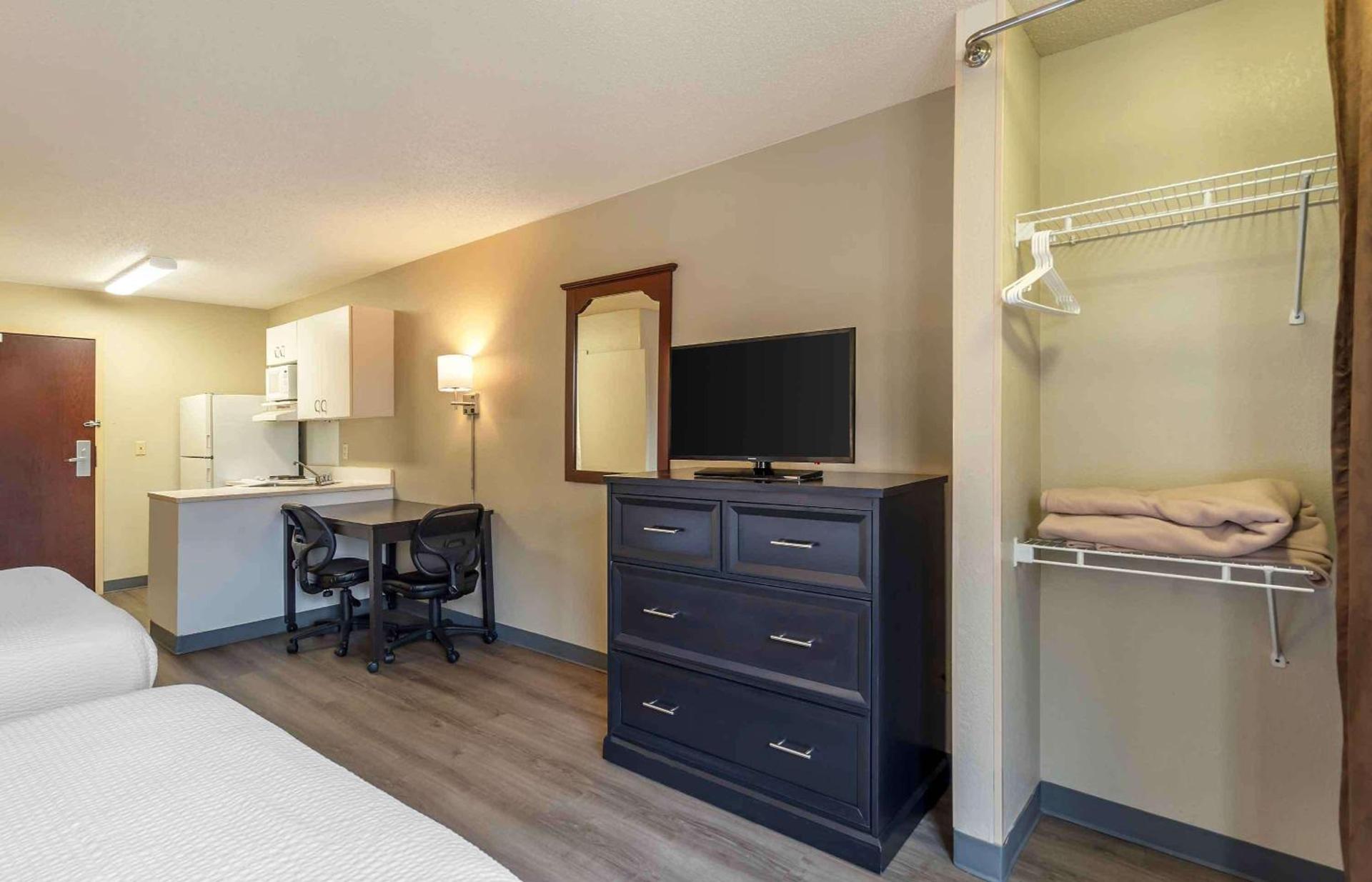 Extended Stay America Suites - Chicago - Woodfield Mall photo 27
