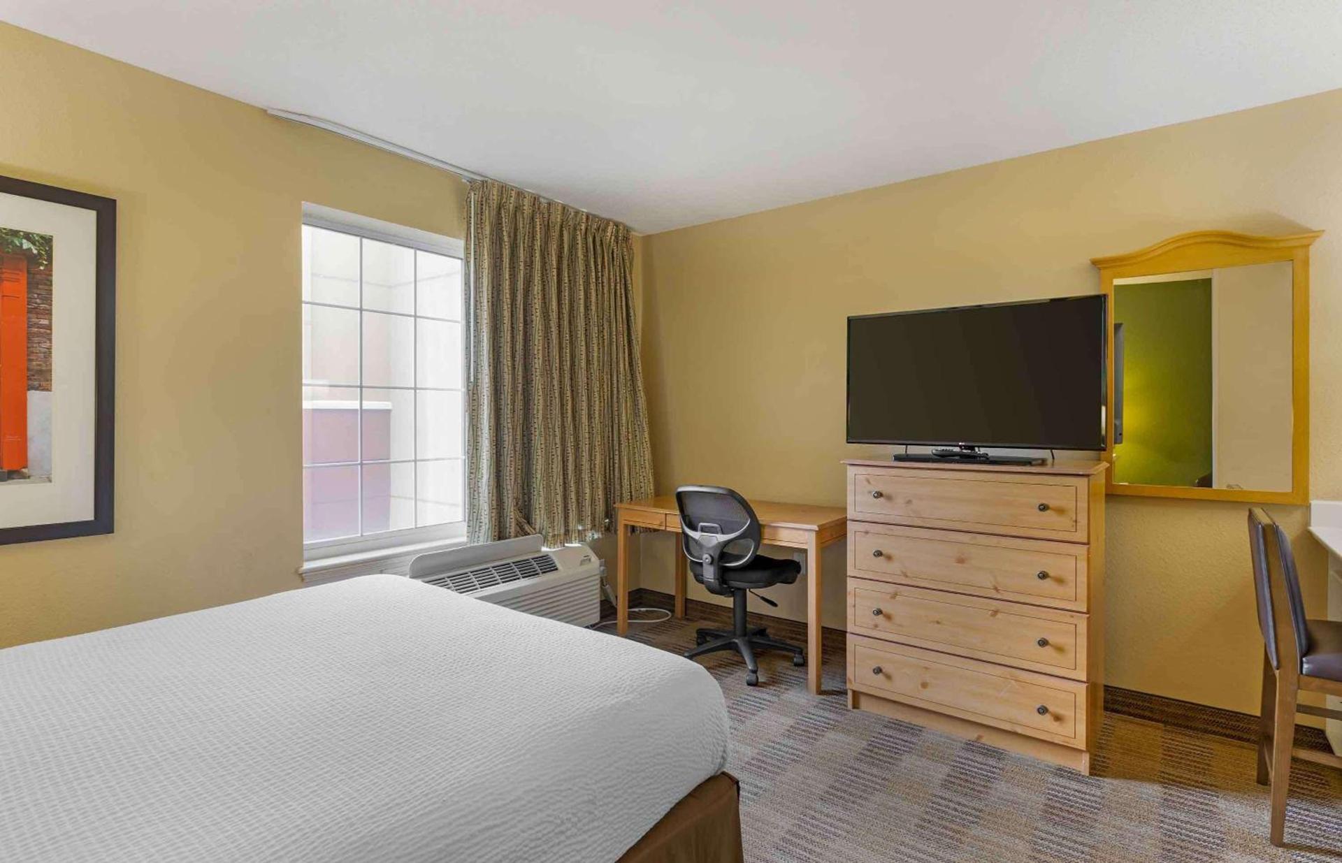 Studio 6 Extended Stay Chicago Vernon Hills Lincolnshire IL photo 14