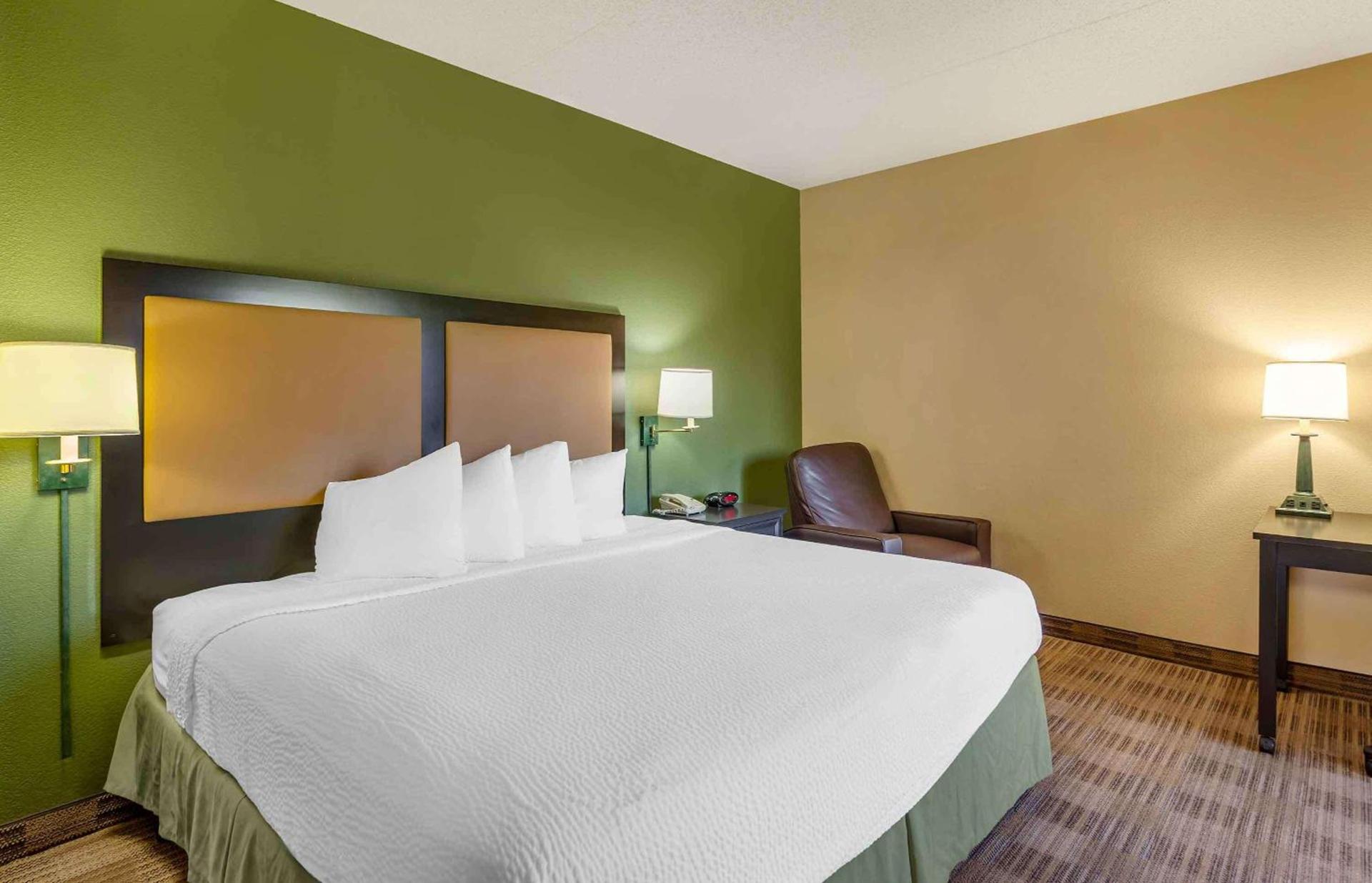 Studio 6 Extended Stay Chicago Vernon Hills Lincolnshire IL photo 18