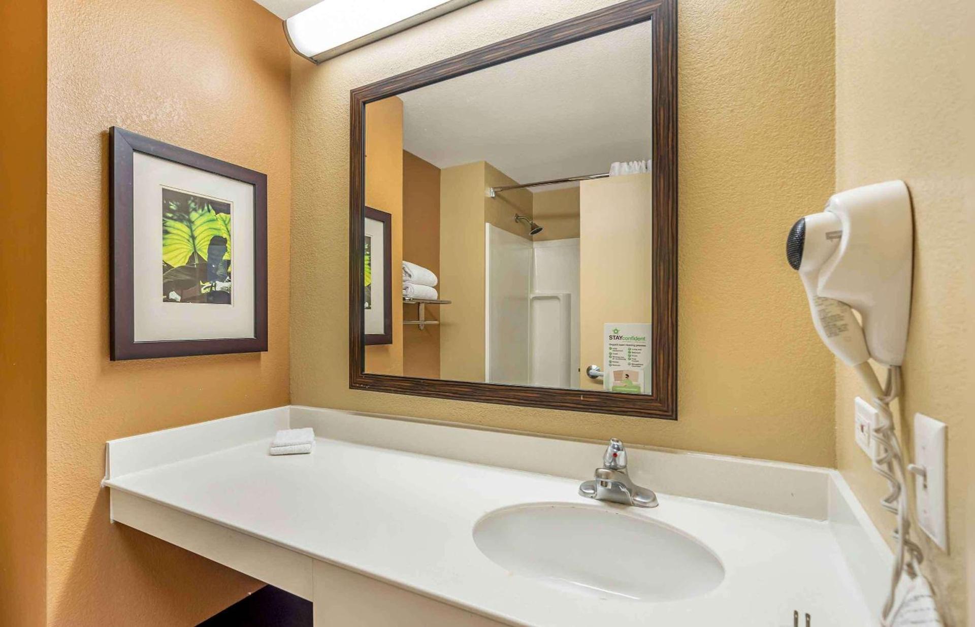 Studio 6 Extended Stay Chicago Vernon Hills Lincolnshire IL photo 22