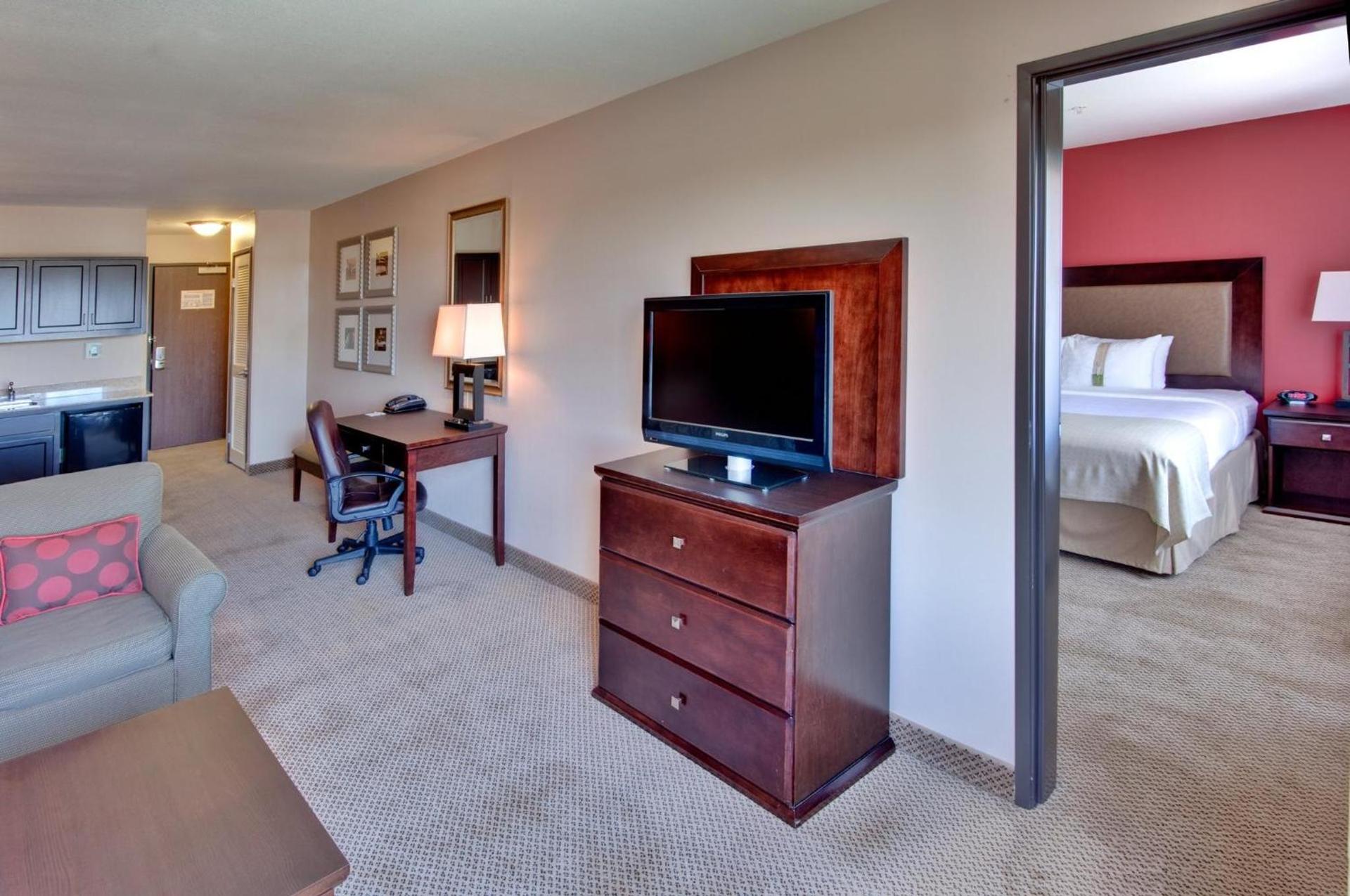 Holiday Inn & Suites Bakersfield by IHG photo 16