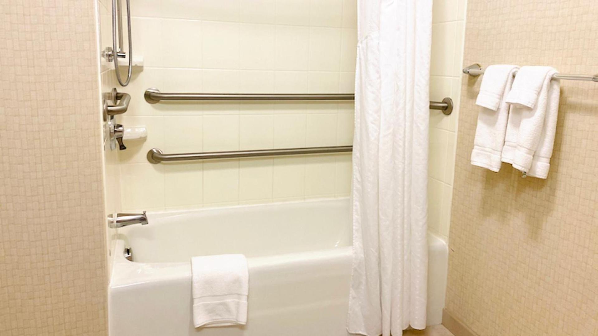 Holiday Inn & Suites Bakersfield by IHG photo 23