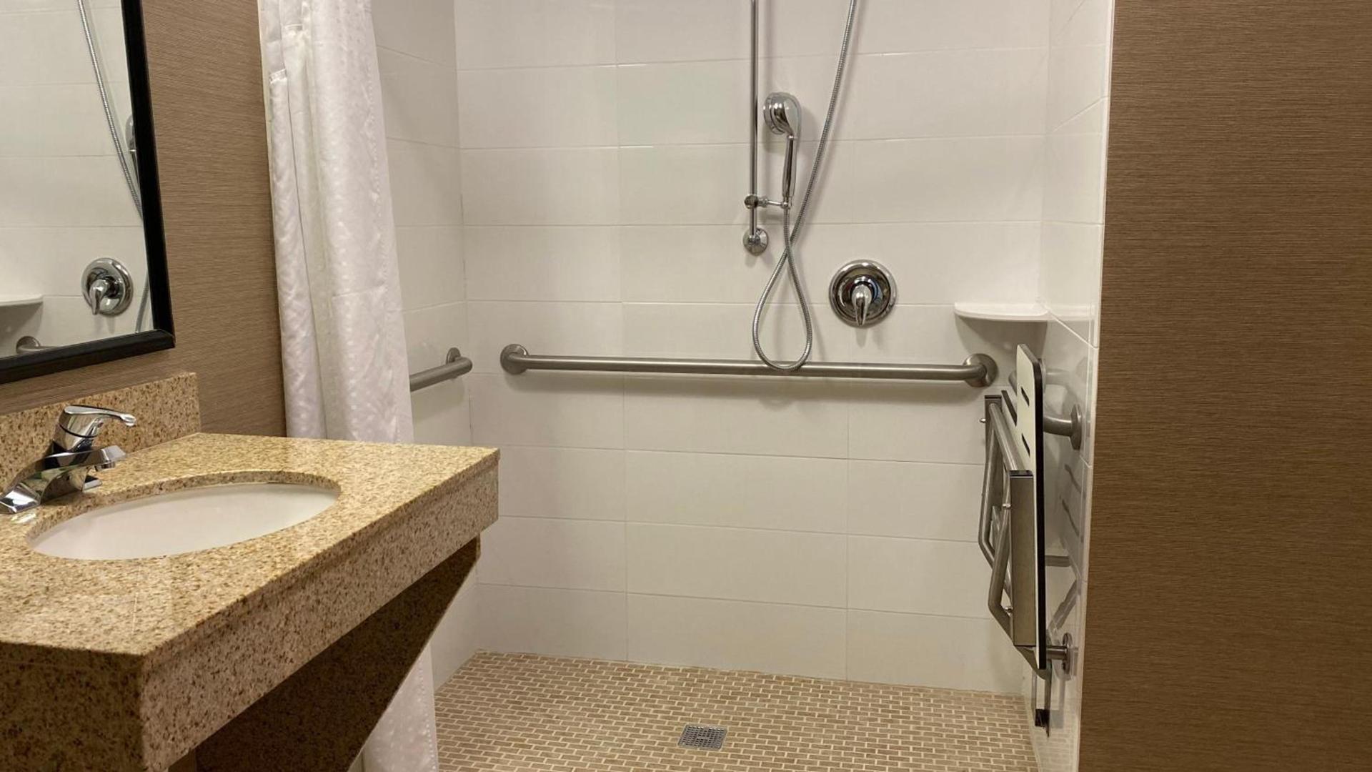 Holiday Inn & Suites Bakersfield by IHG photo 20