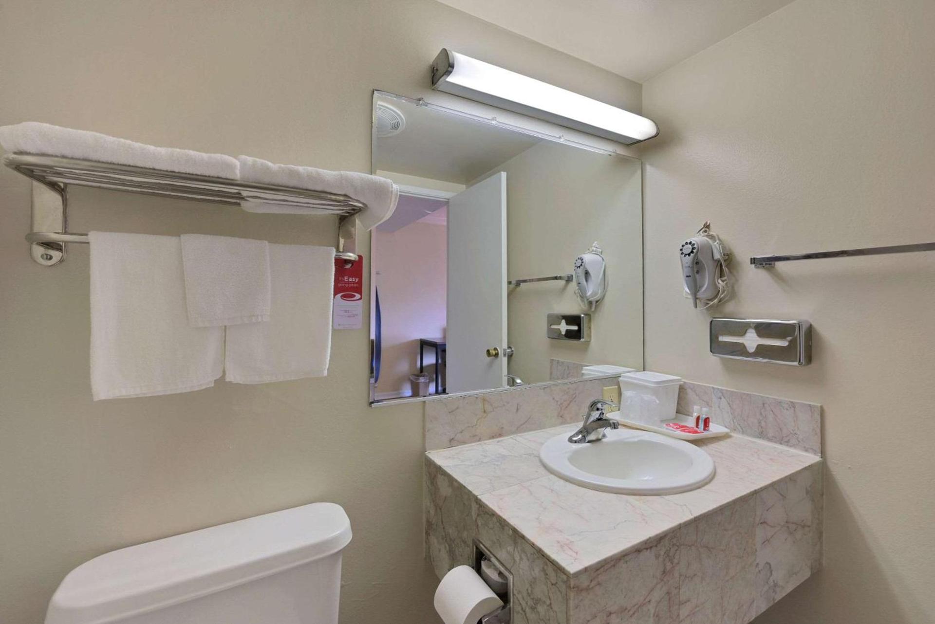 Econo Lodge Woodland near I-5 photo 42
