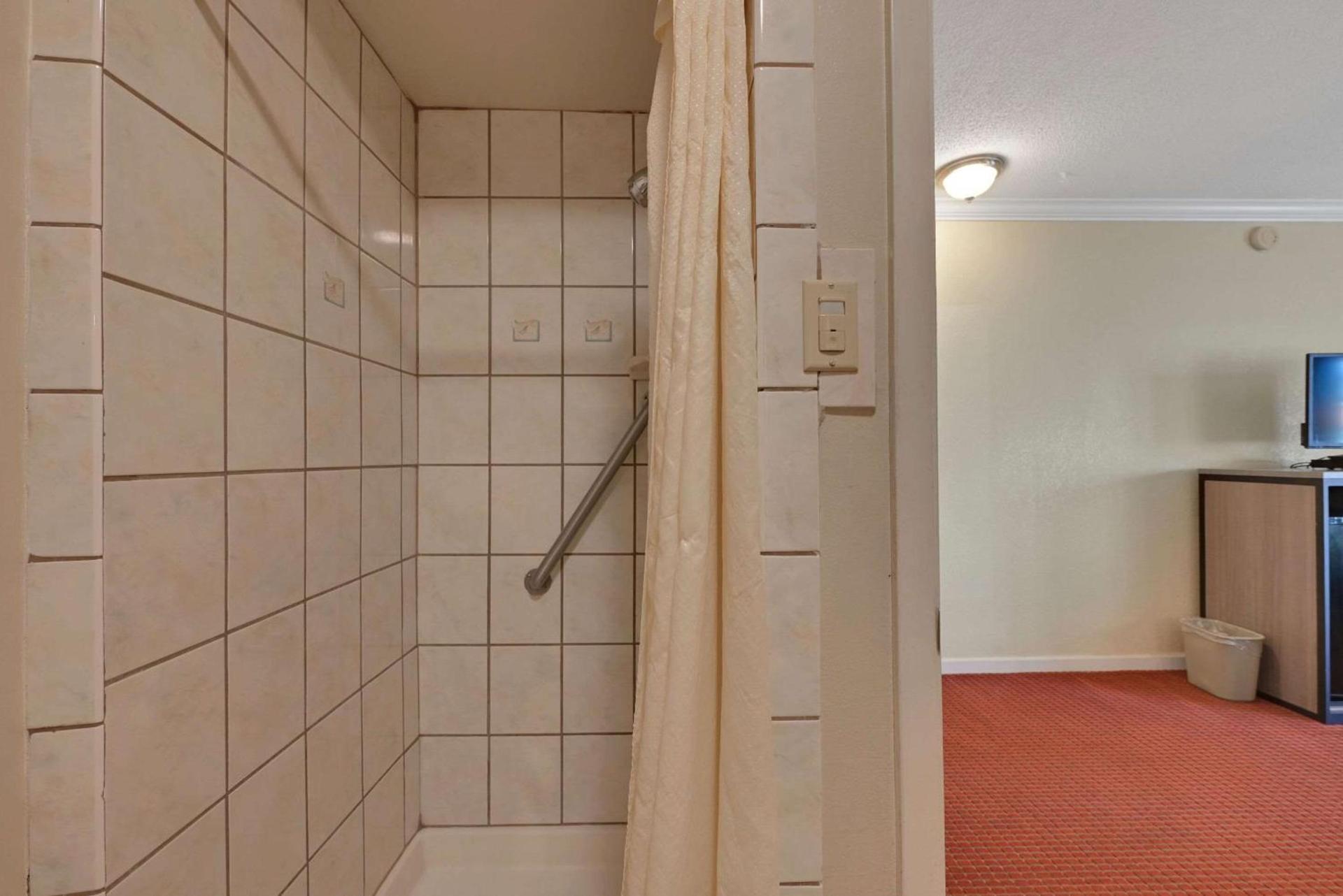 Econo Lodge Woodland near I-5 photo 41