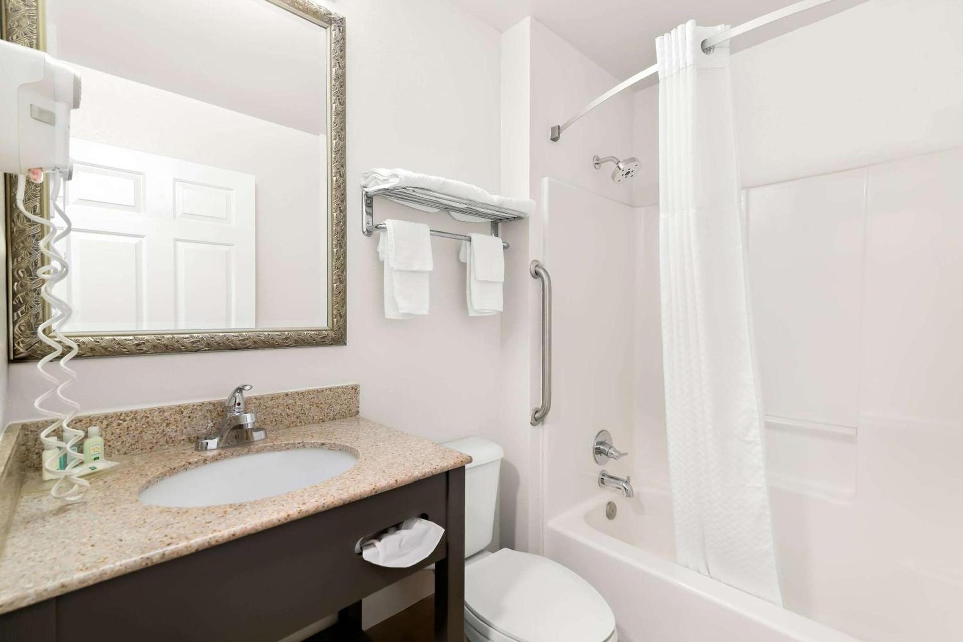 Quality Inn Merrimack - Nashua photo 21