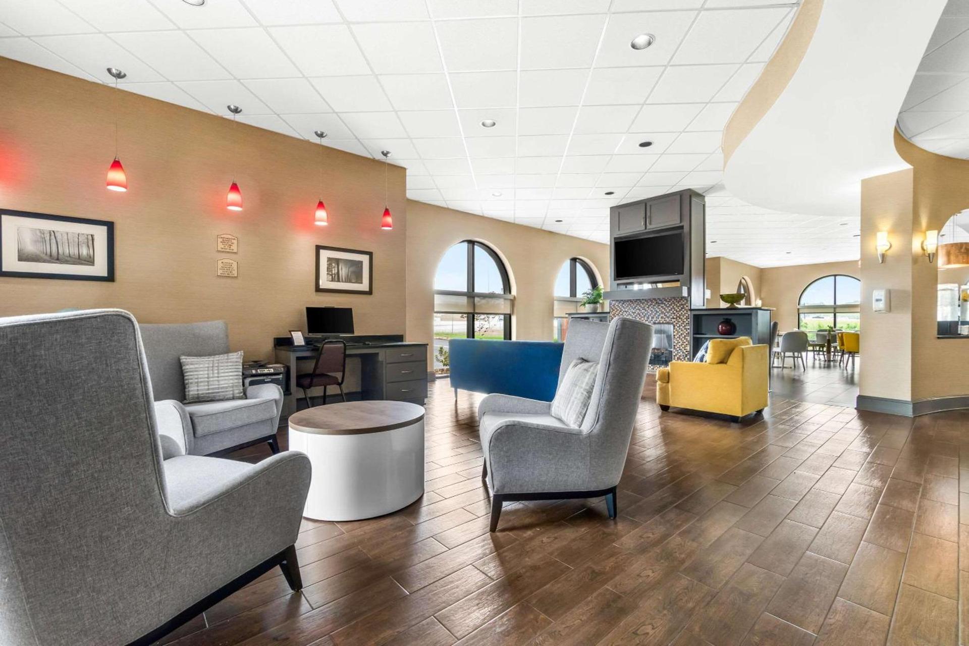 Comfort Suites Jackson I-40 photo 8