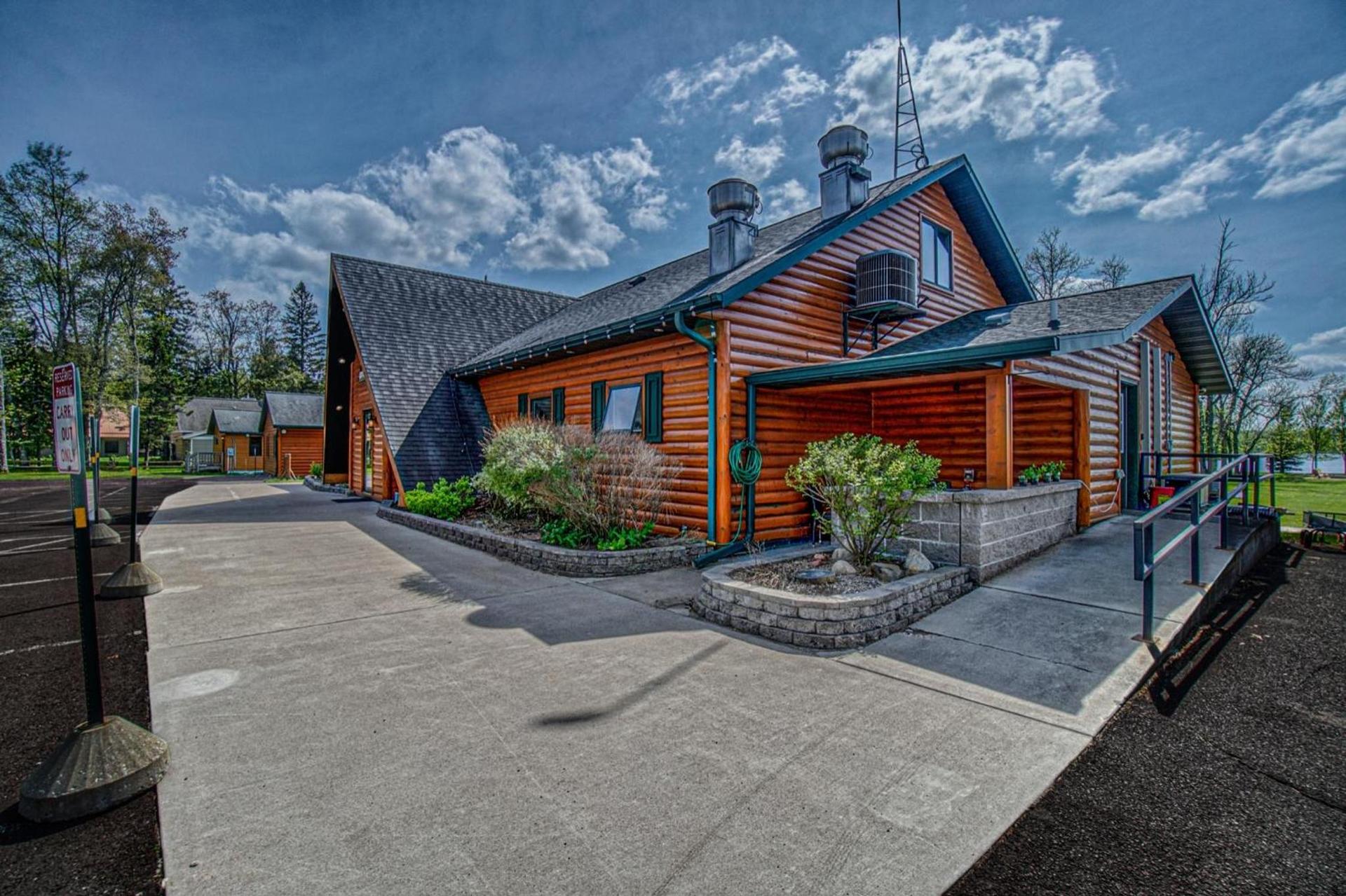 Lena's Northern Pines Resort photo 2