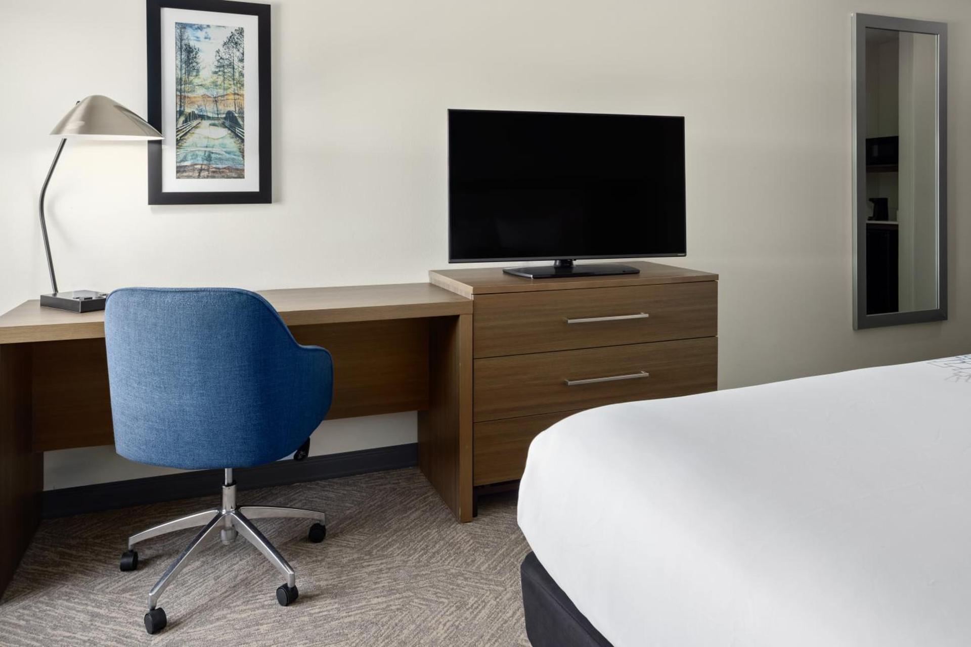 La Quinta Inn & Suites by Wyndham Locust Grove photo 43