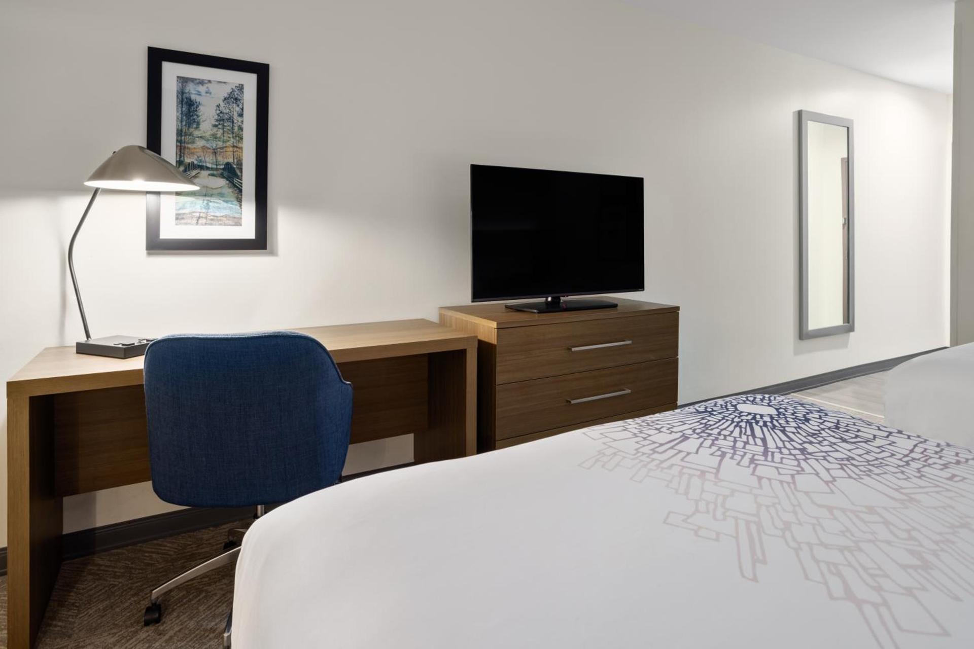La Quinta Inn & Suites by Wyndham Locust Grove photo 49