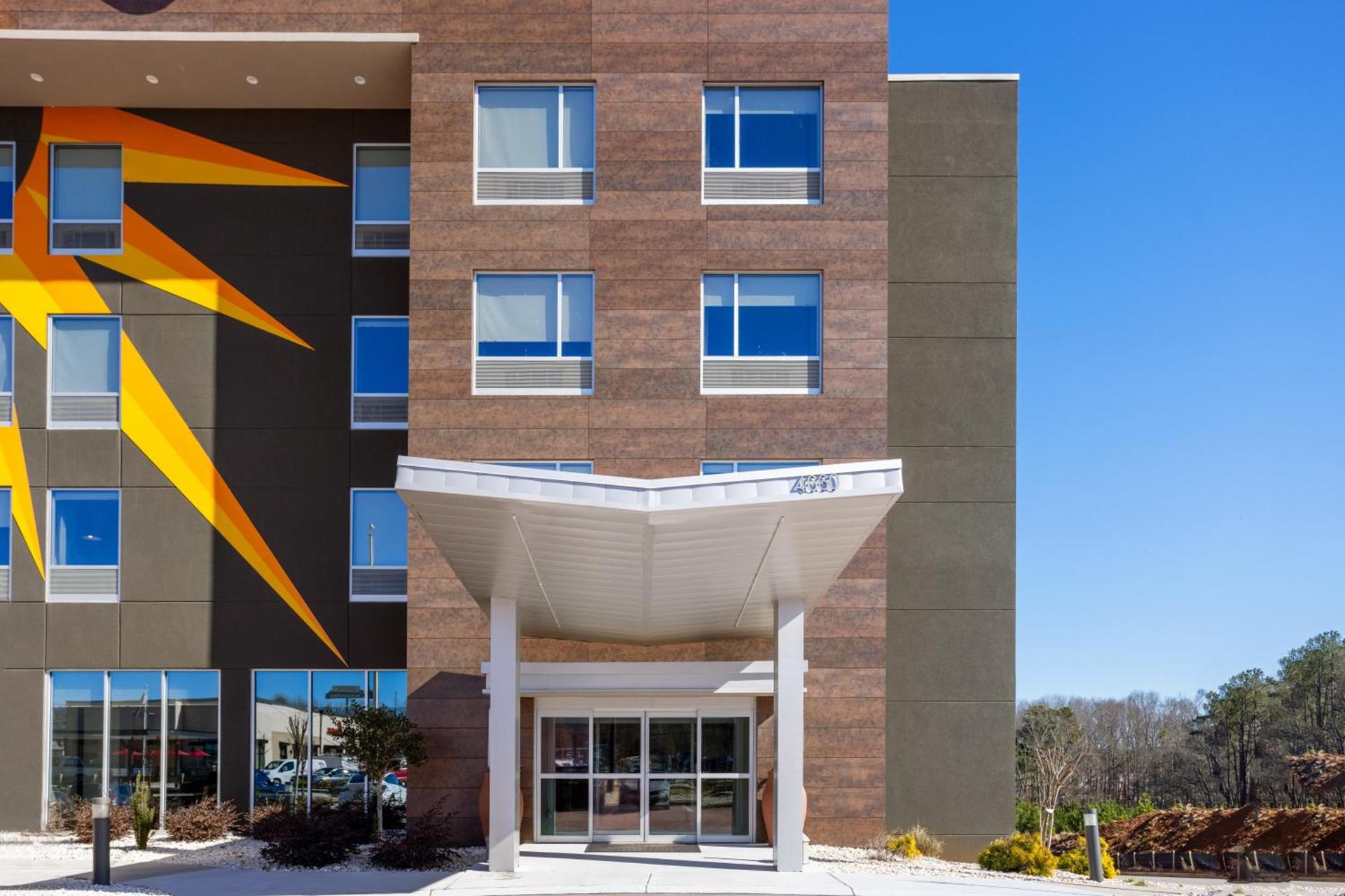 La Quinta Inn & Suites by Wyndham Locust Grove photo 17