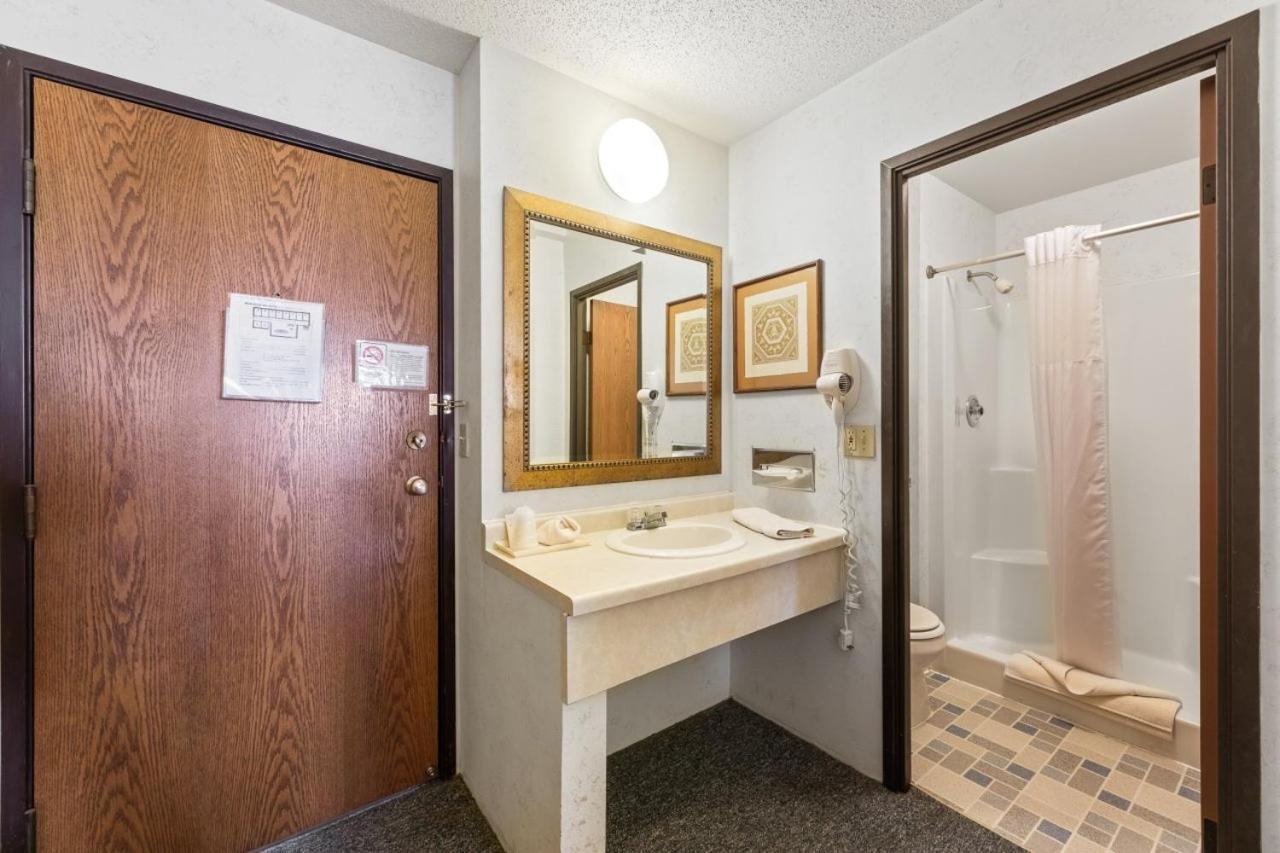 Iron Ridge Inn Motel photo 13
