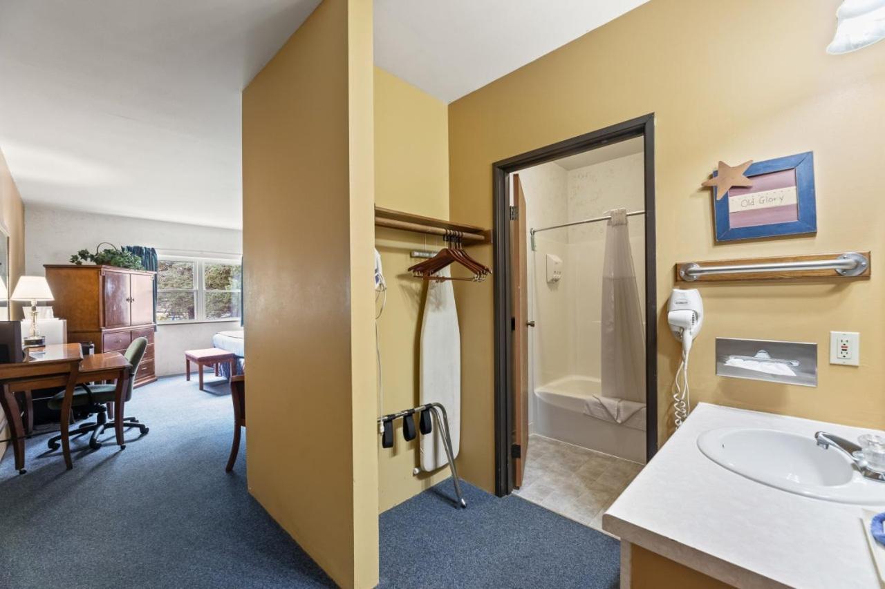 Iron Ridge Inn Motel photo 14