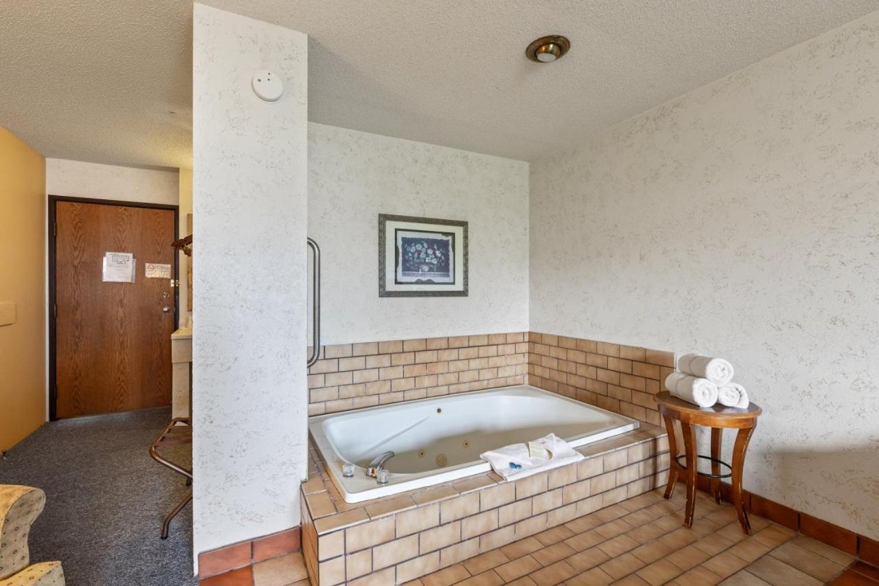 Iron Ridge Inn Motel photo 16