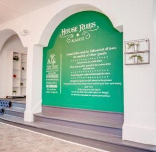 Latin Quarters -Free Dinner - All Women Rooms - All Men Rooms - Free WiFi - Coffee Parking - Lockers photo 3