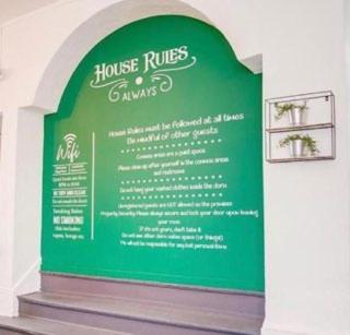 Latin Quarters -Free Dinner - All Women Rooms - All Men Rooms - Free WiFi - Coffee Parking - Lockers photo 2