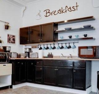Latin Quarters -Free Dinner - All Women Rooms - All Men Rooms - Free WiFi - Coffee Parking - Lockers photo 5