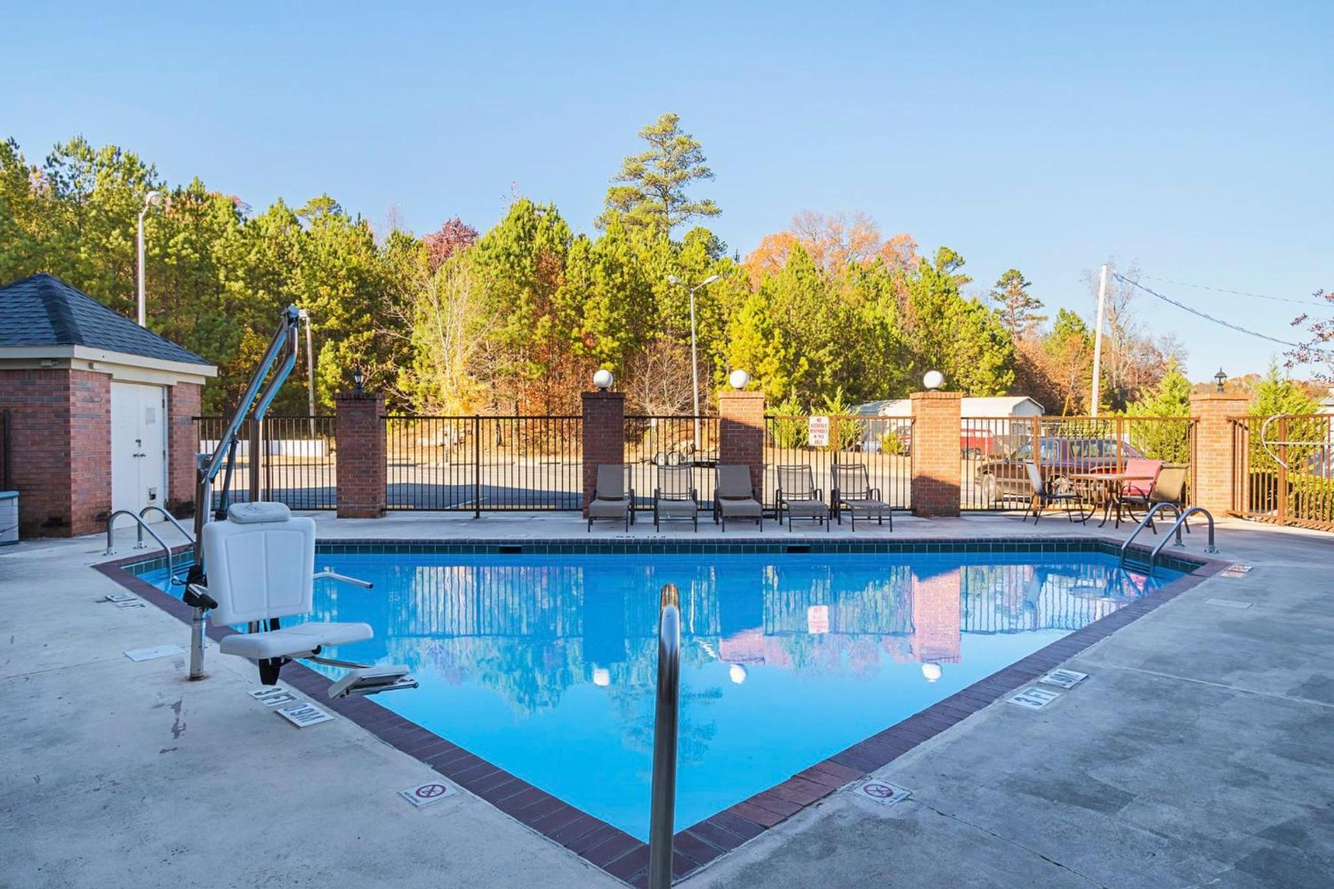 Red Roof Inn & Suites Scottsboro photo 12