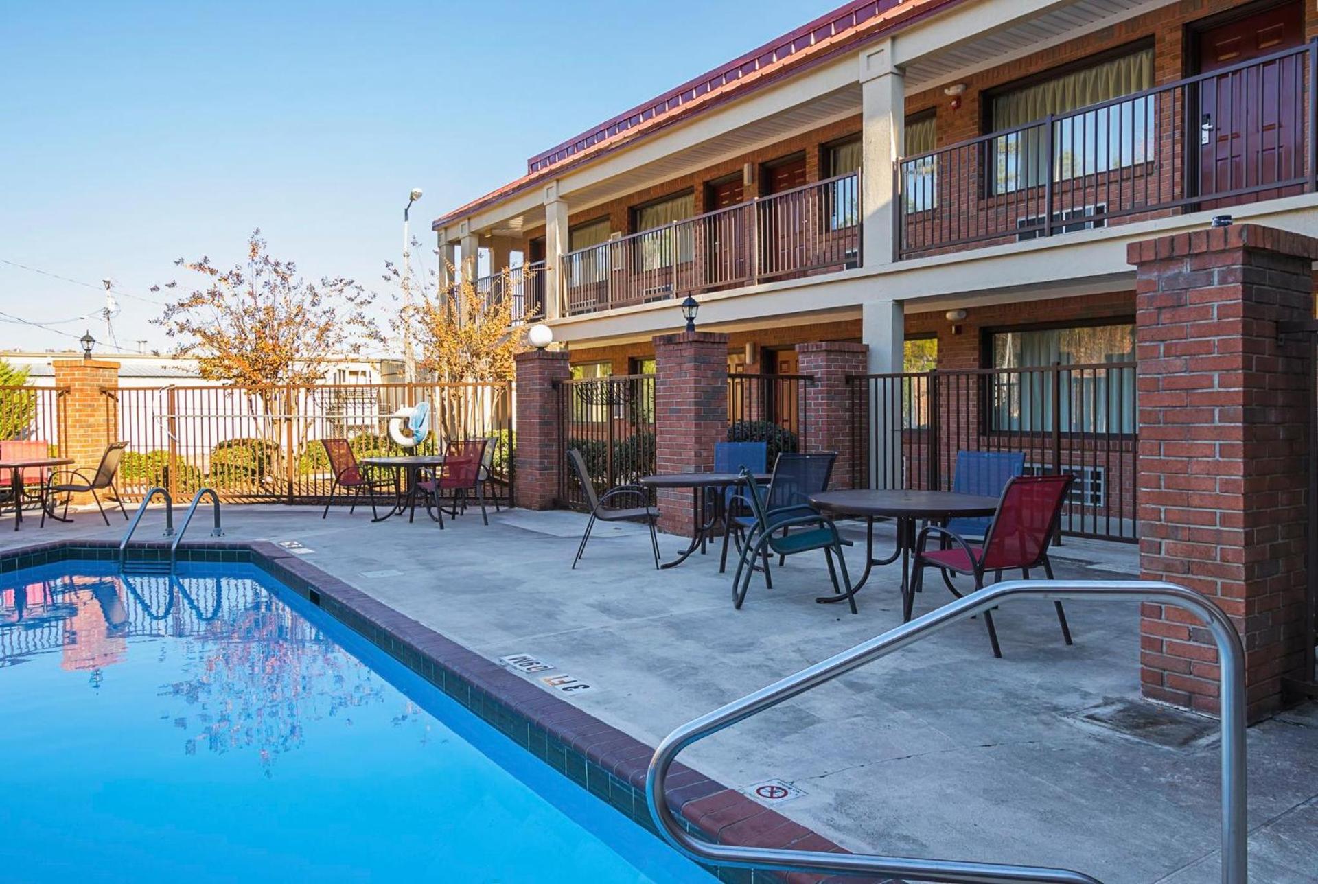 Red Roof Inn & Suites Scottsboro photo 14