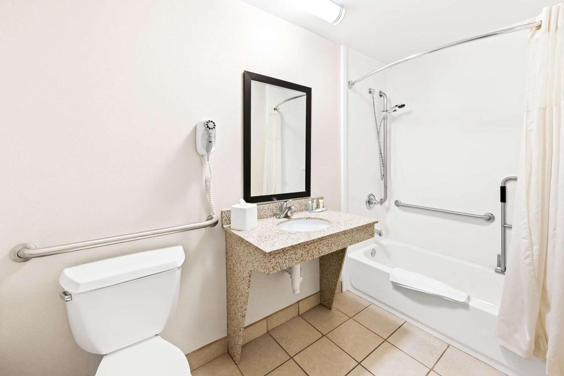 Quality Inn Dayton Airport photo 25