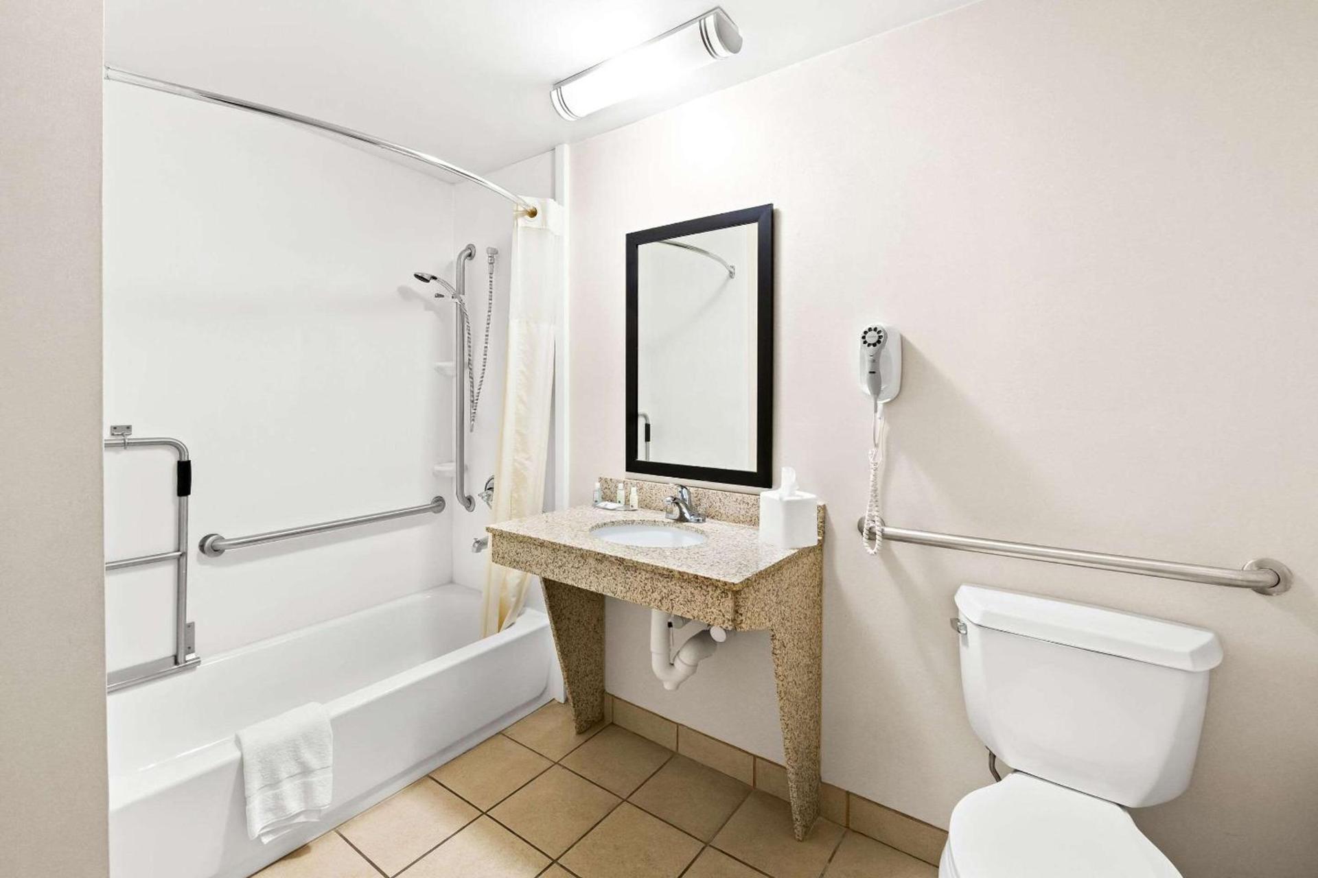 Quality Inn Dayton Airport photo 27