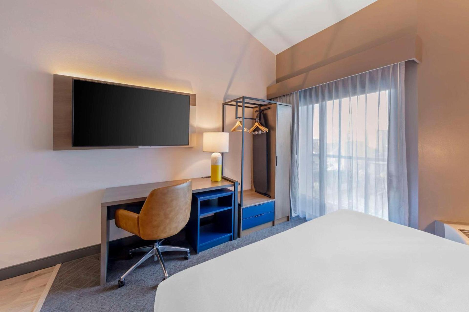 Comfort Inn & Suites Irvine Spectrum photo 23