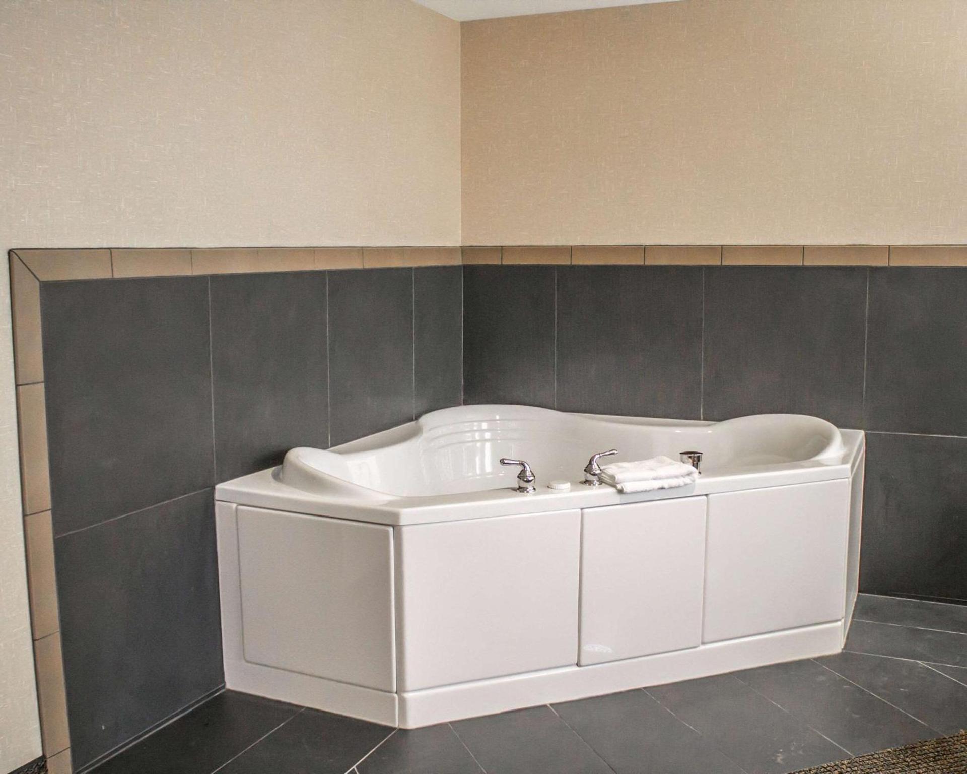 Garner Hotel Wadsworth by IHG photo 18