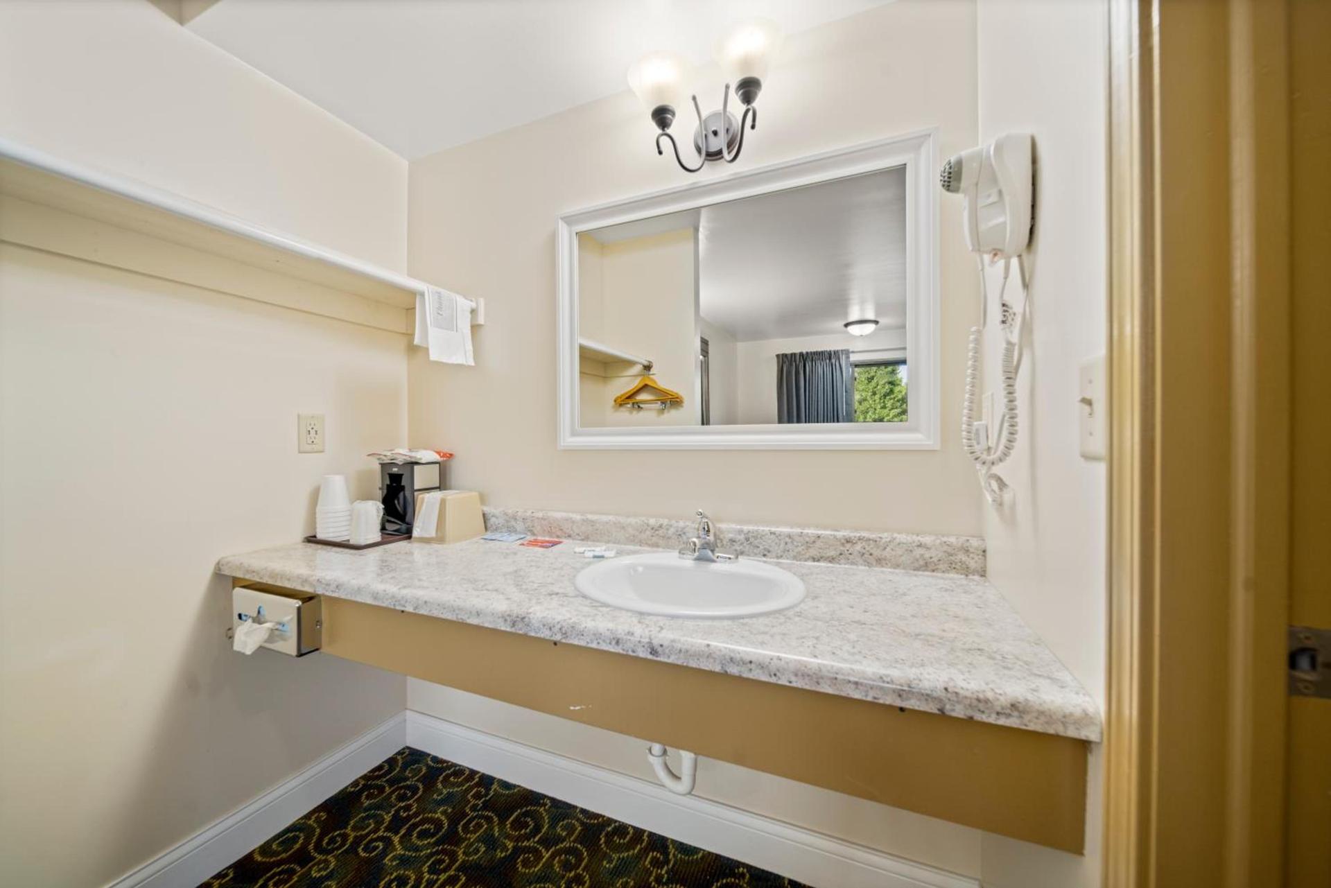 Kingsway Inn photo 63