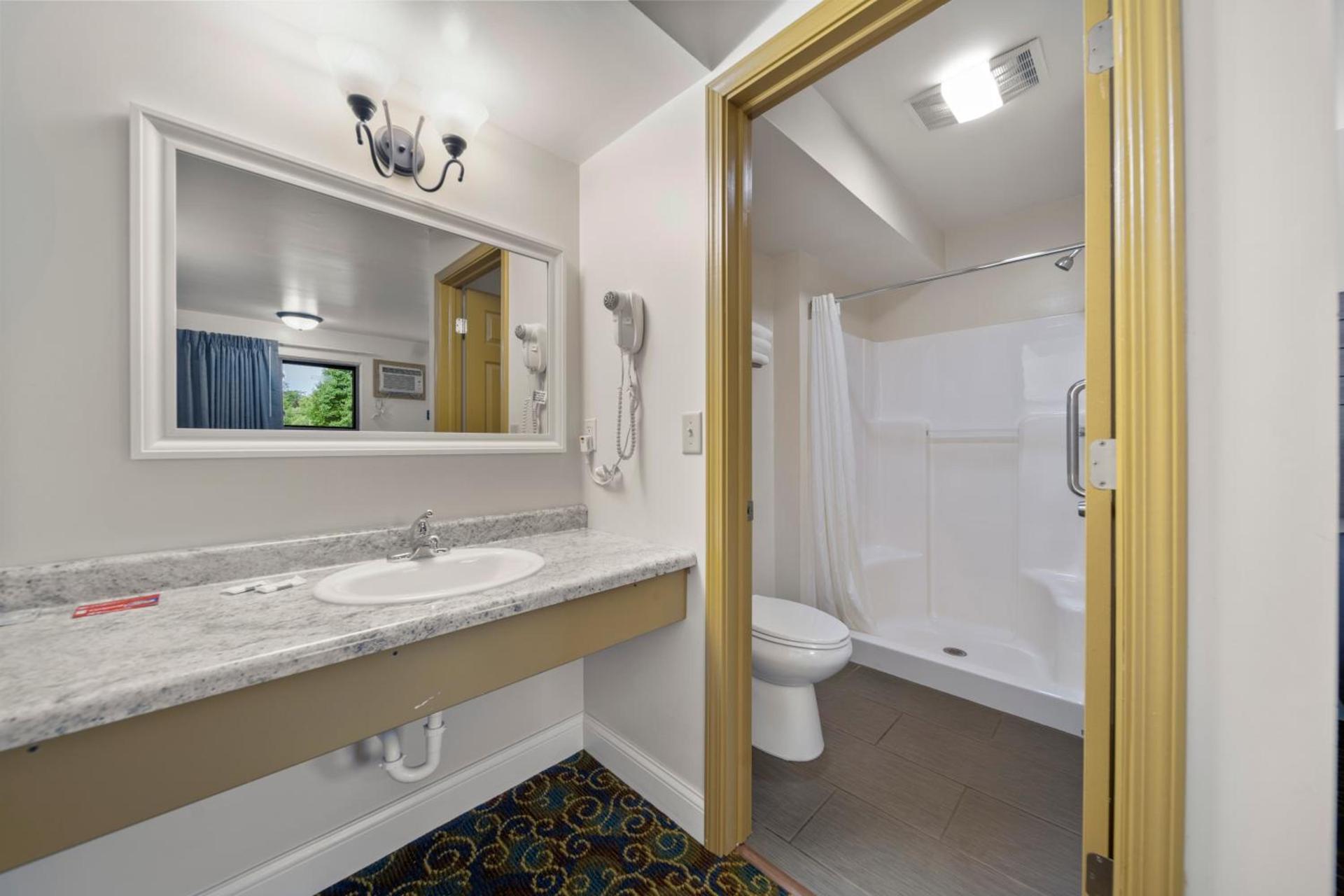 Kingsway Inn photo 65