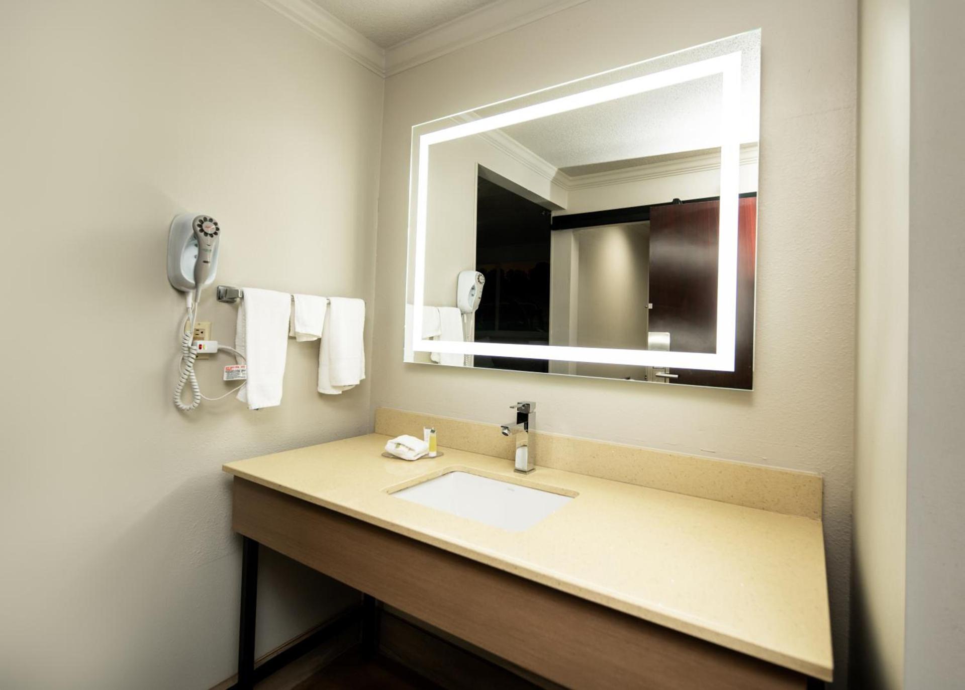 Days Inn by Wyndham Fort Smith photo 41