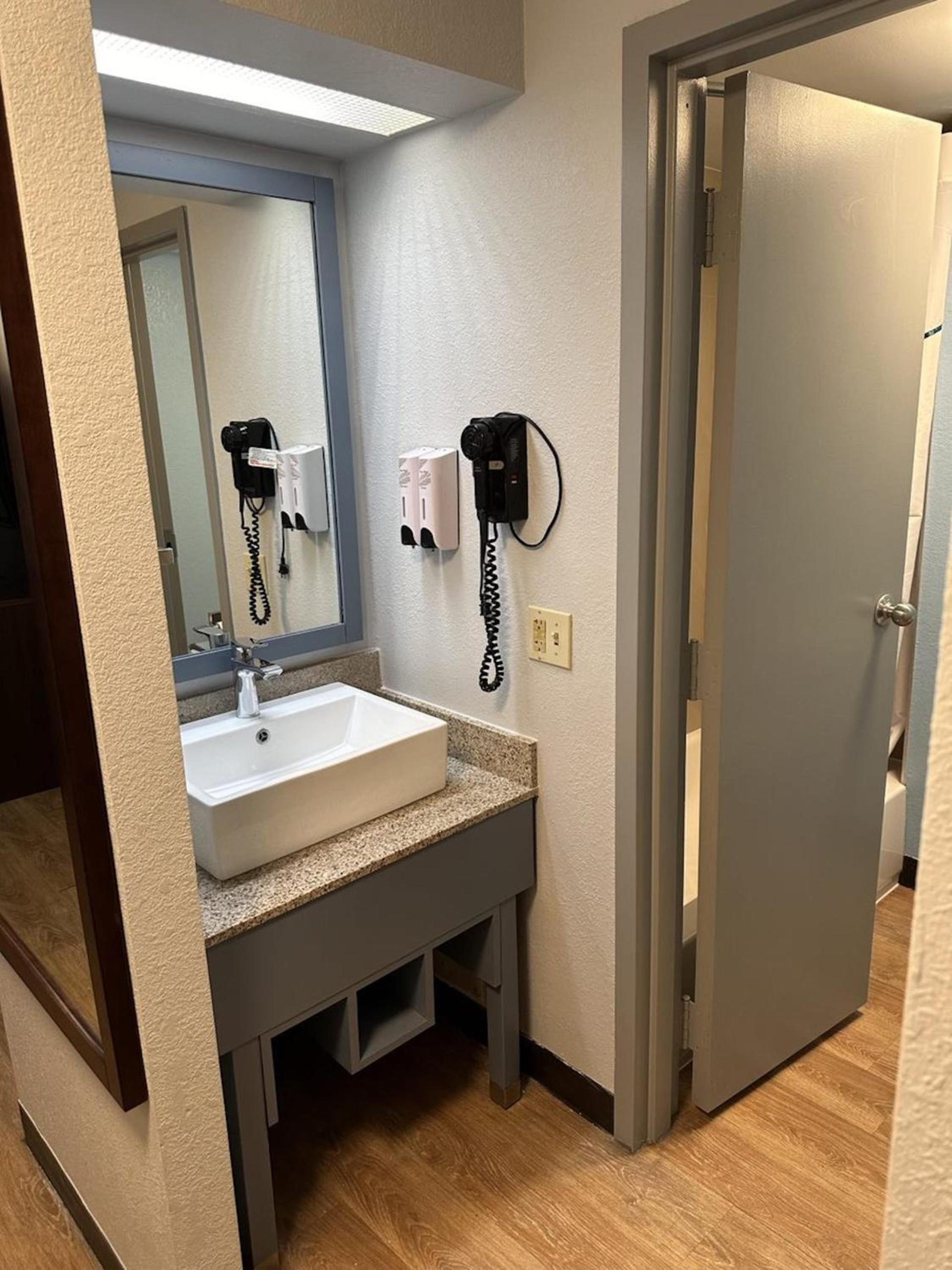 HomeTowne Studios by Red Roof Lancaster photo 10