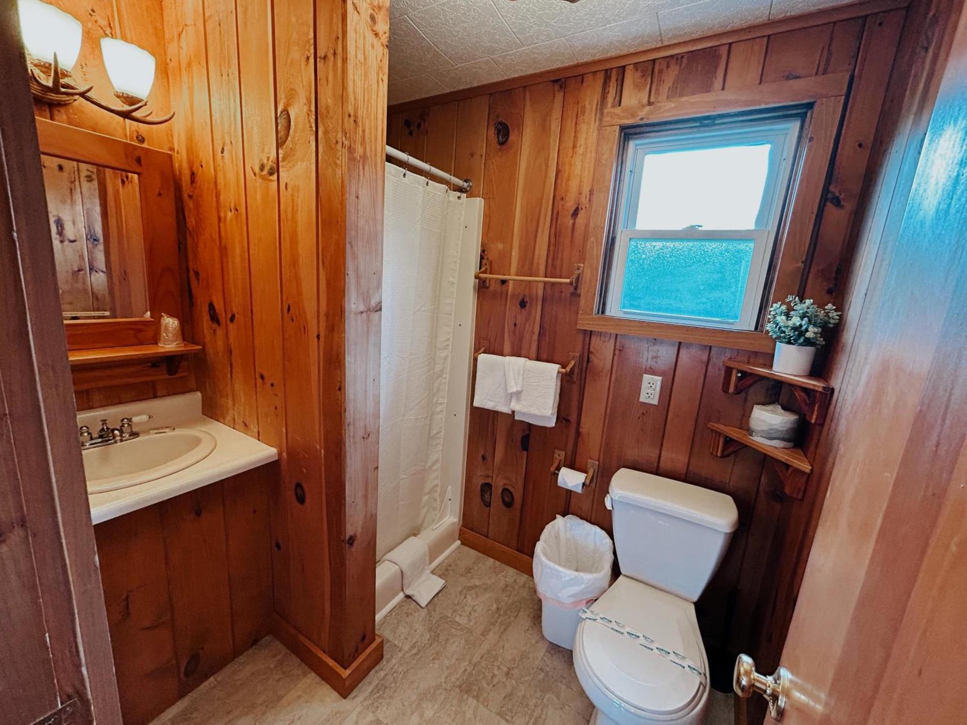 Waters Edge Lodge photo 12