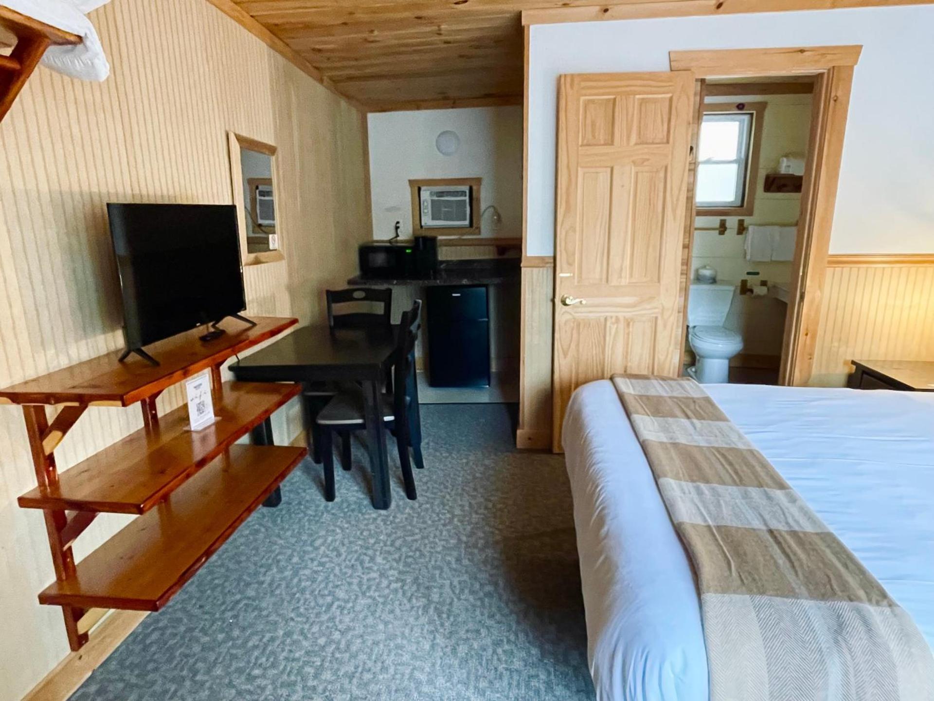 Waters Edge Lodge photo 38