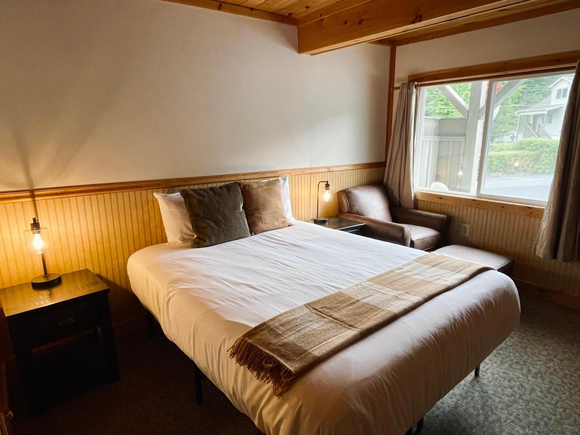 Waters Edge Lodge photo 37