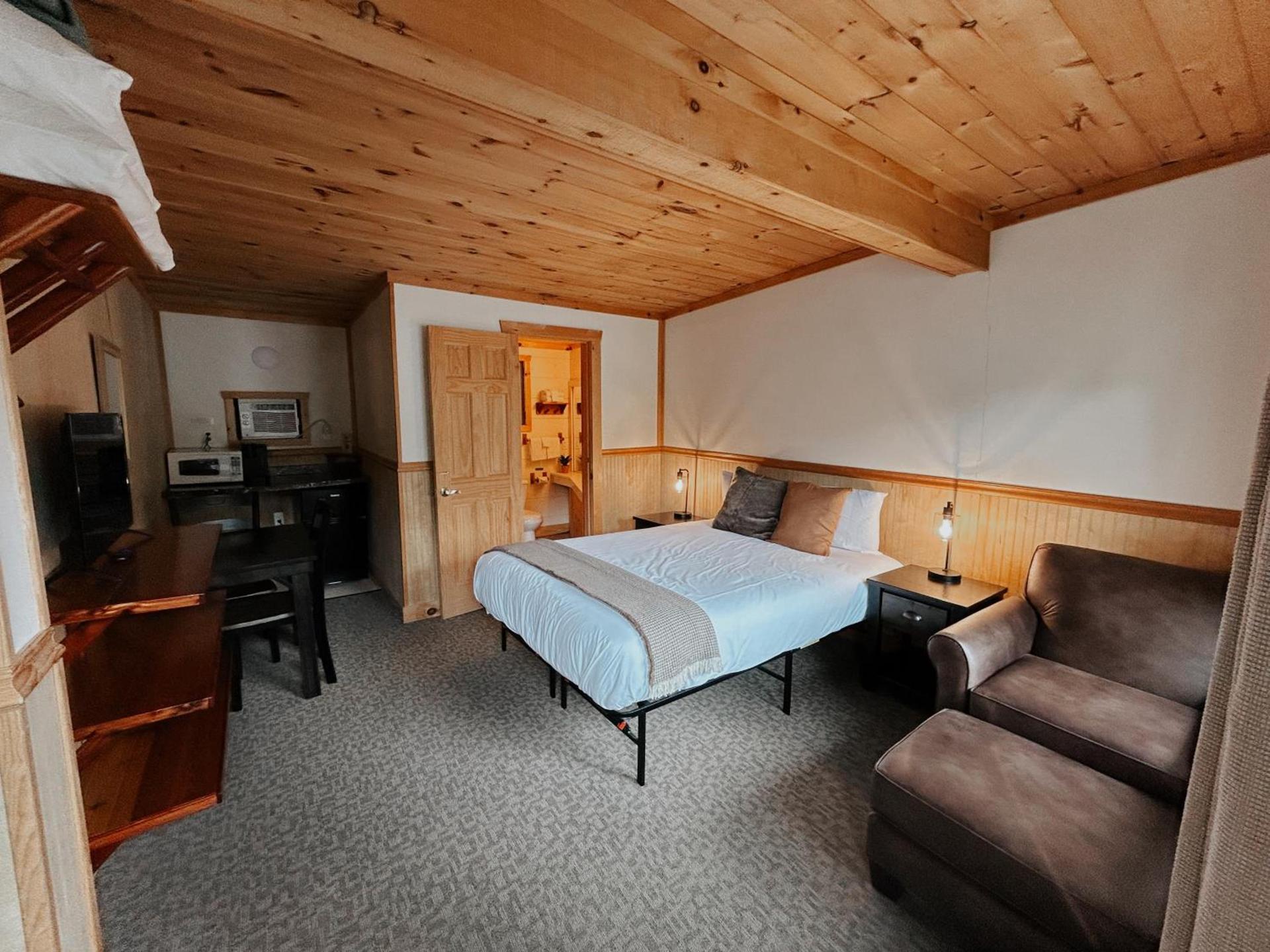 Waters Edge Lodge photo 39