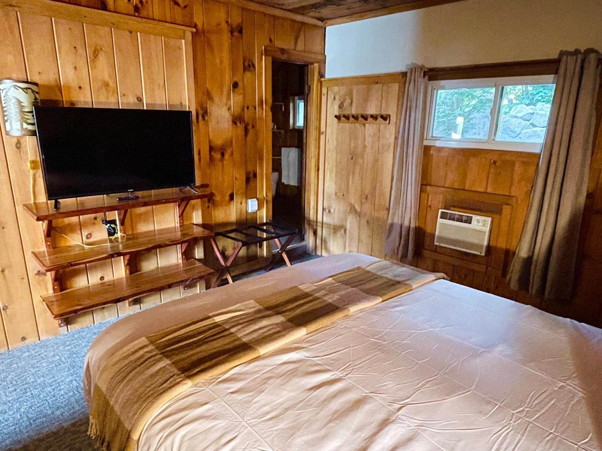Waters Edge Lodge photo 44